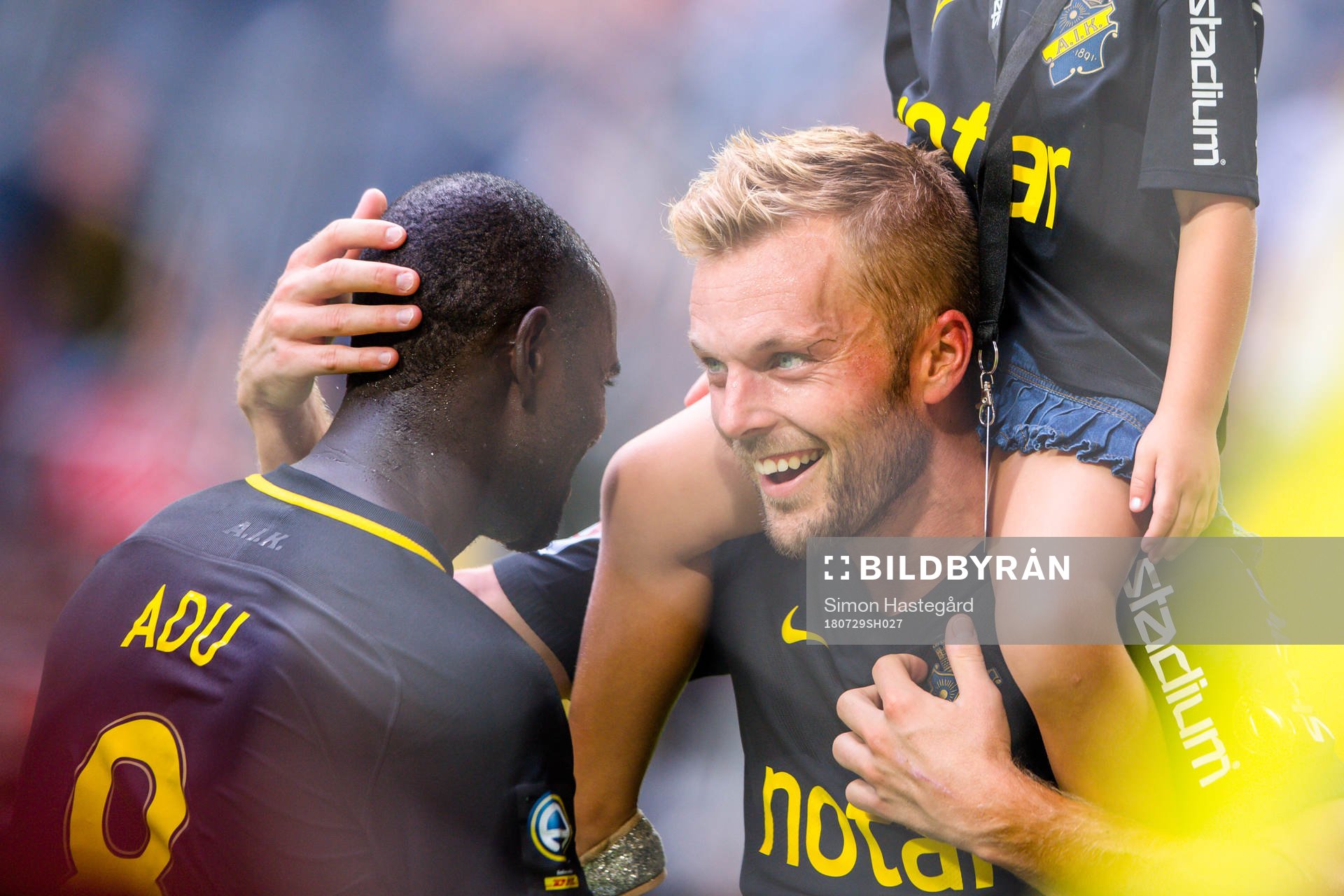 s Sebastian Larsson jublar med Enoch Kofi Adu