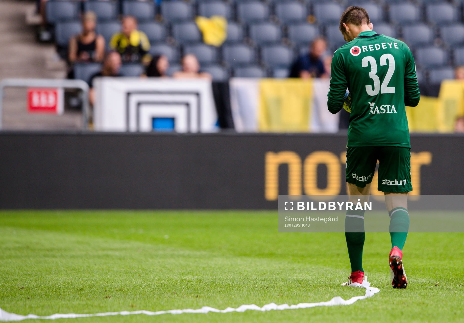 s supportrar kastat in fastnar på Kalmars målvakt Lucas