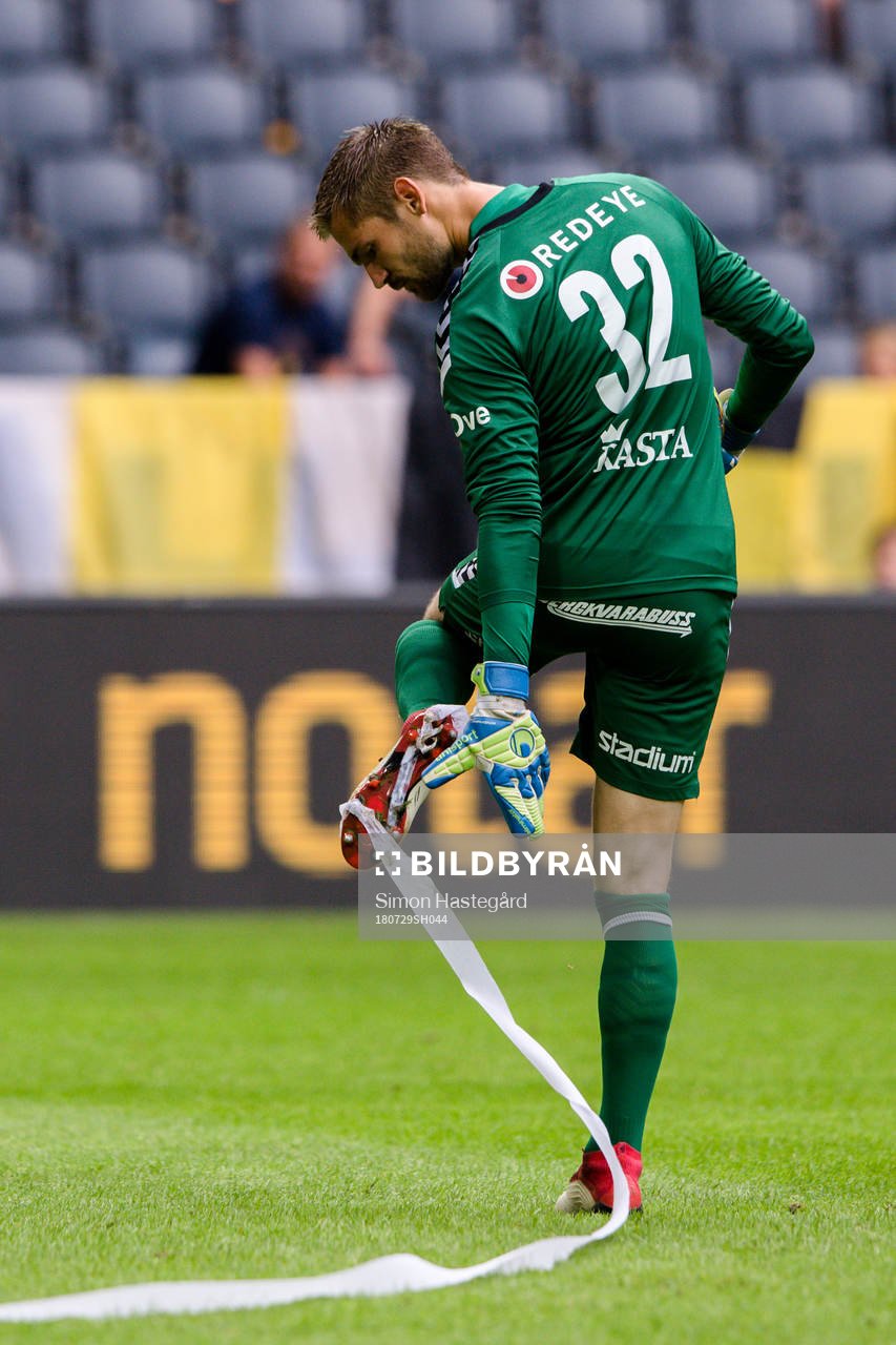 s supportrar kastat in fastnar på Kalmars målvakt Lucas
