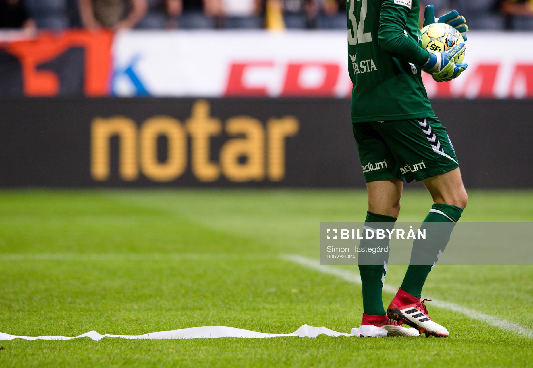 s supportrar kastat in fastnar på Kalmars målvakt Lucas