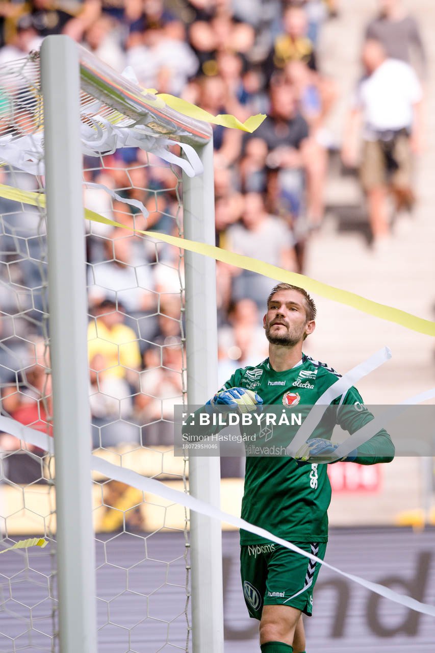 Kalmars målvakt Lucas Hägg-Johansson  rensar bort