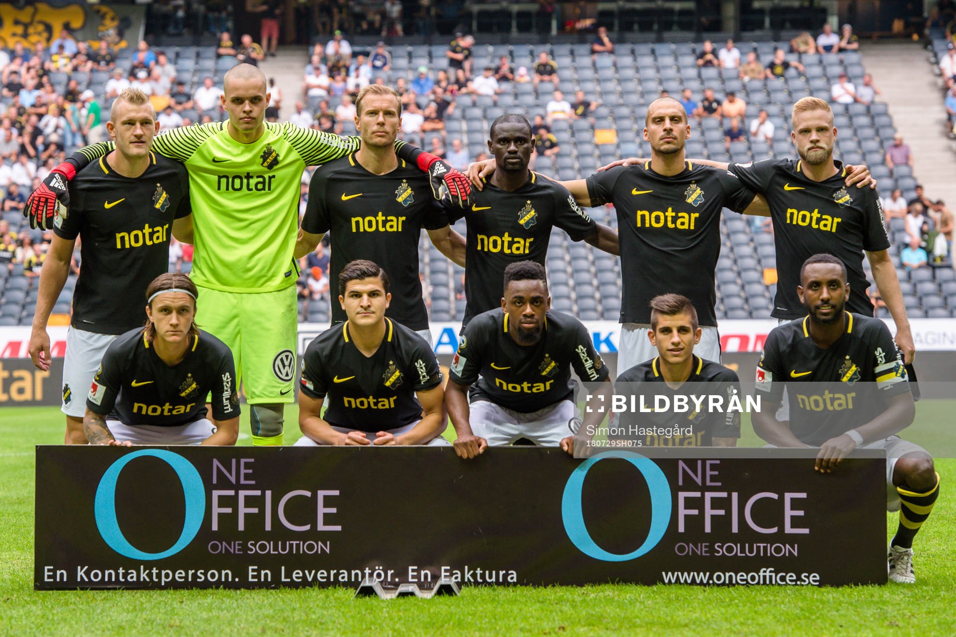 AIK:s startelva med Robin Jansson , målvakt Oscar Linnér , Per Karlsson , Enoch Kofi Adu , Panos Dimitriadis , Daniel Sundgren , Kristoffer Olsson , Tarik Elyounoussi , Heradi Rashidi , Nicolas Stefanelli och Henok Goitom under fotbollsmatchen i Allsvenskan mellan AIK och Kalmar den 29 juli 2018 i Stockholm.