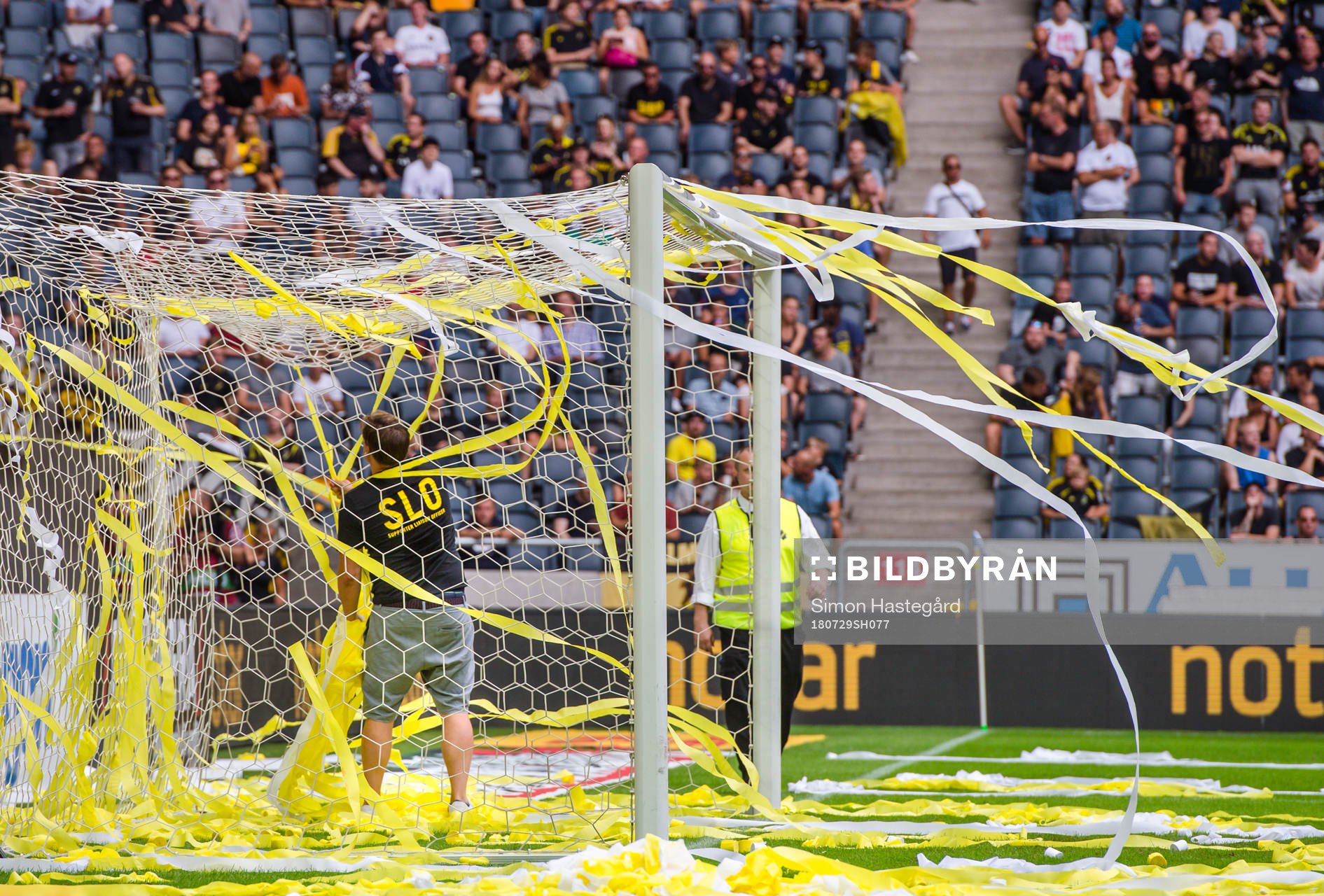 s supportrar kastat in före fotbollsmatchen i Allsvenskan