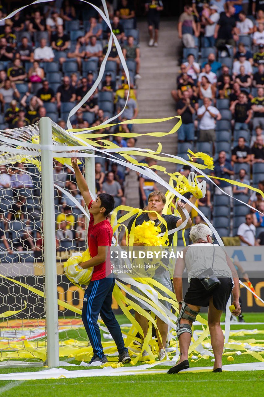 s supportrar kastat in före fotbollsmatchen i Allsvenskan