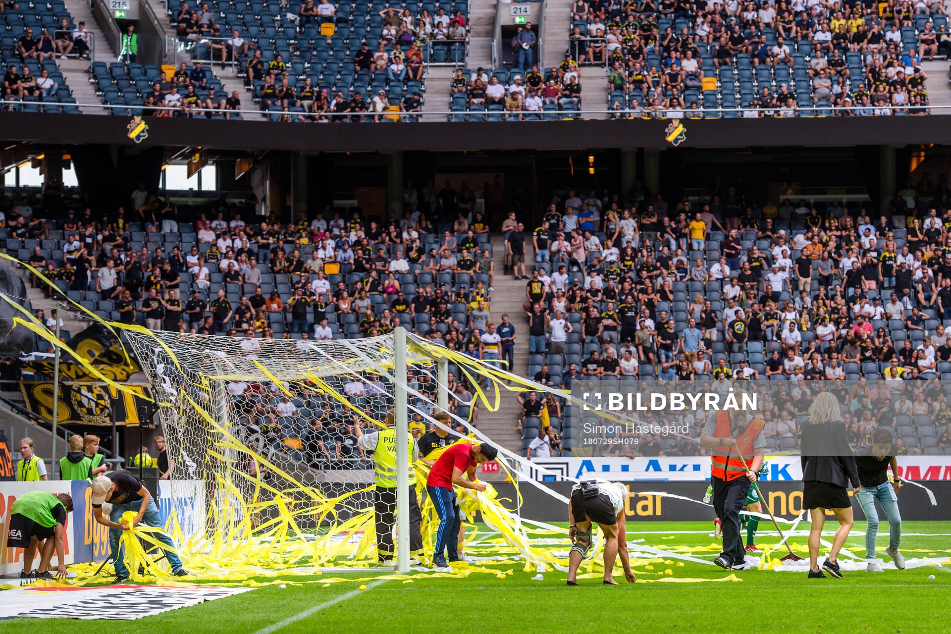 s supportrar kastat in före fotbollsmatchen i Allsvenskan