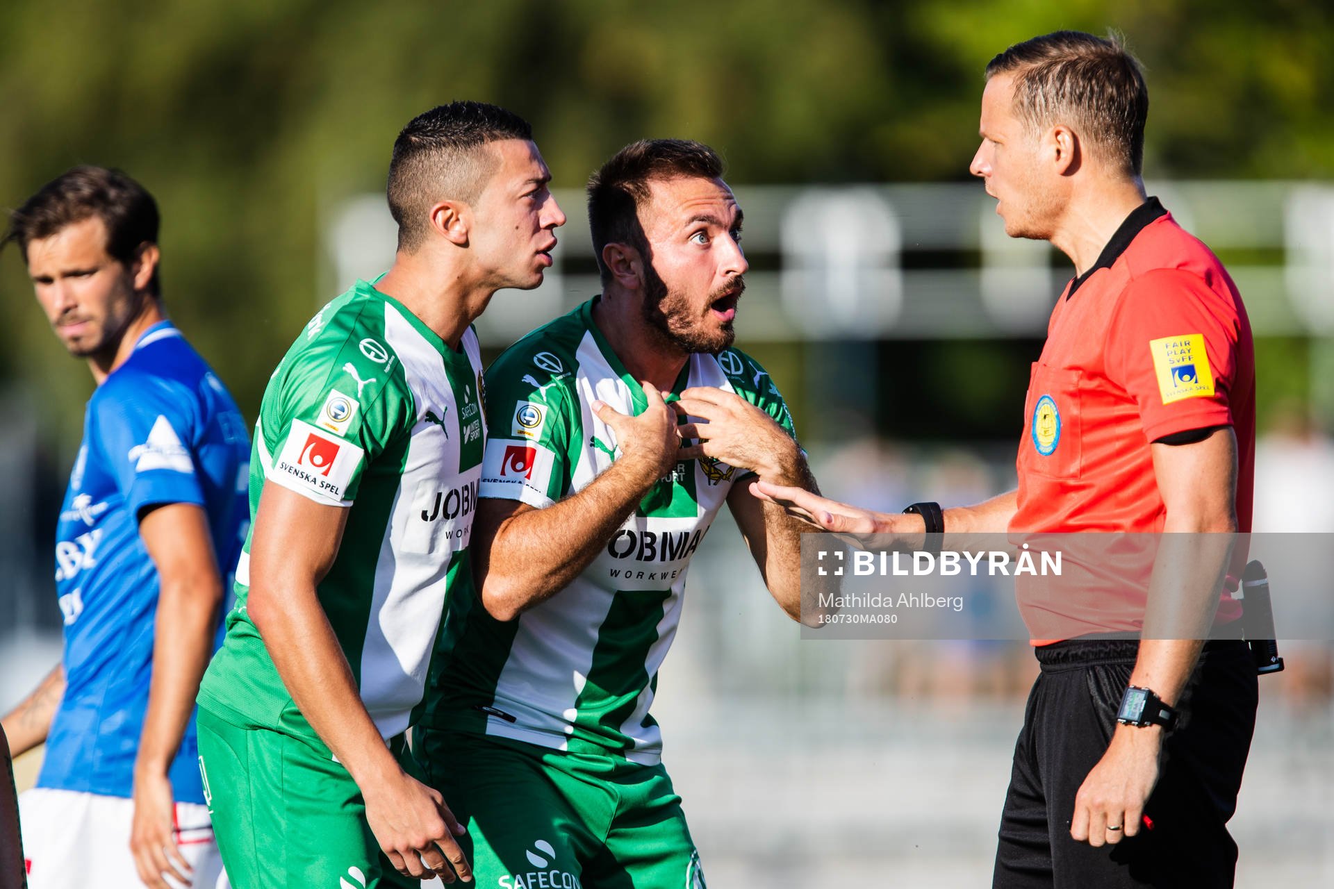 Hammarbys Nikola Djurdjic och Muamer Tankovic reagerar mot