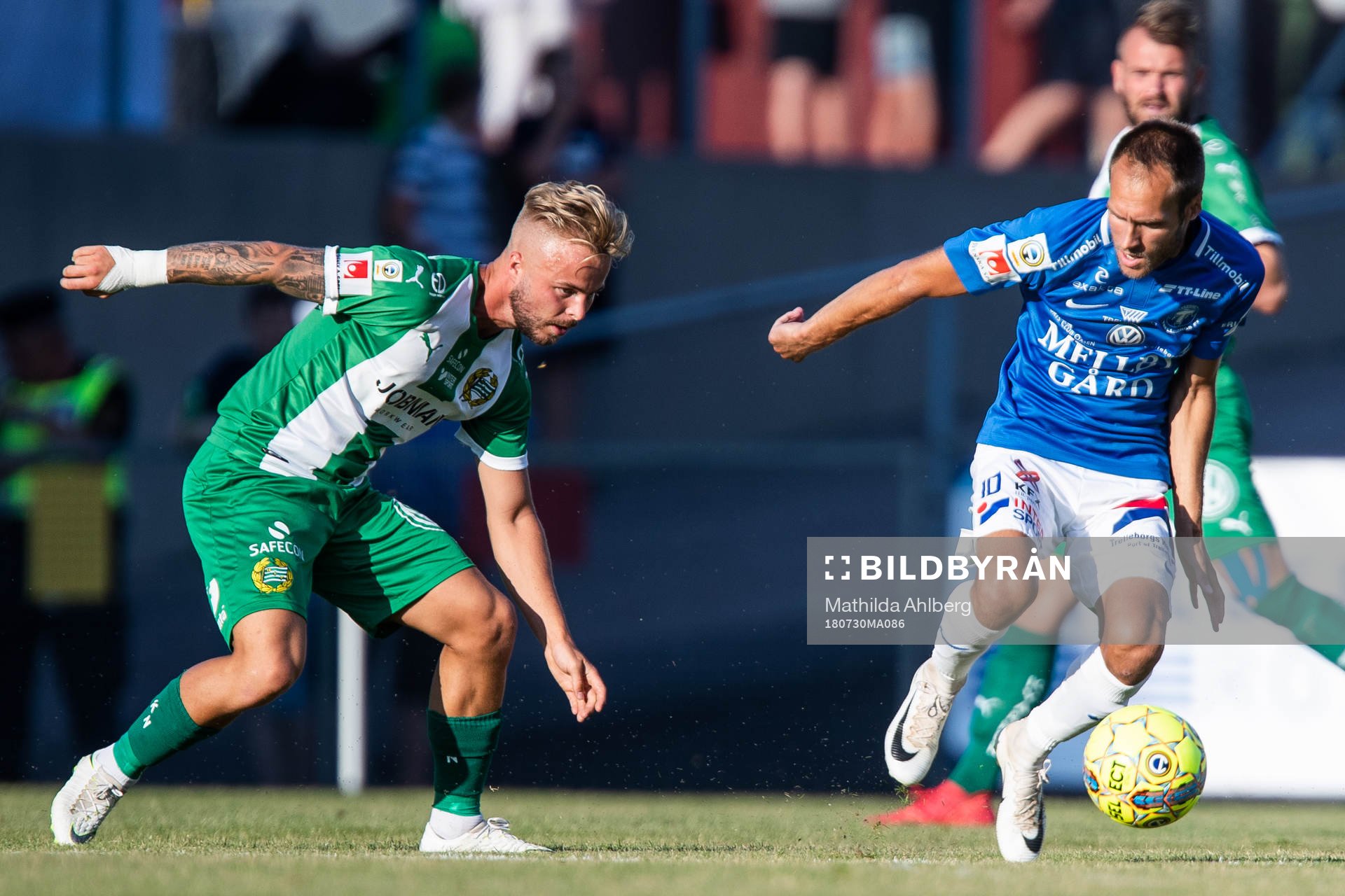 Hammarbys Mads Fenger Nielsen och Trelleborgs Zoran Jovanovic i kamp om bollen under fotbollsmatchen i Allsvenskan mellan Trelleborg och Hammarby den 30 juli 2018 i Trelleborg.