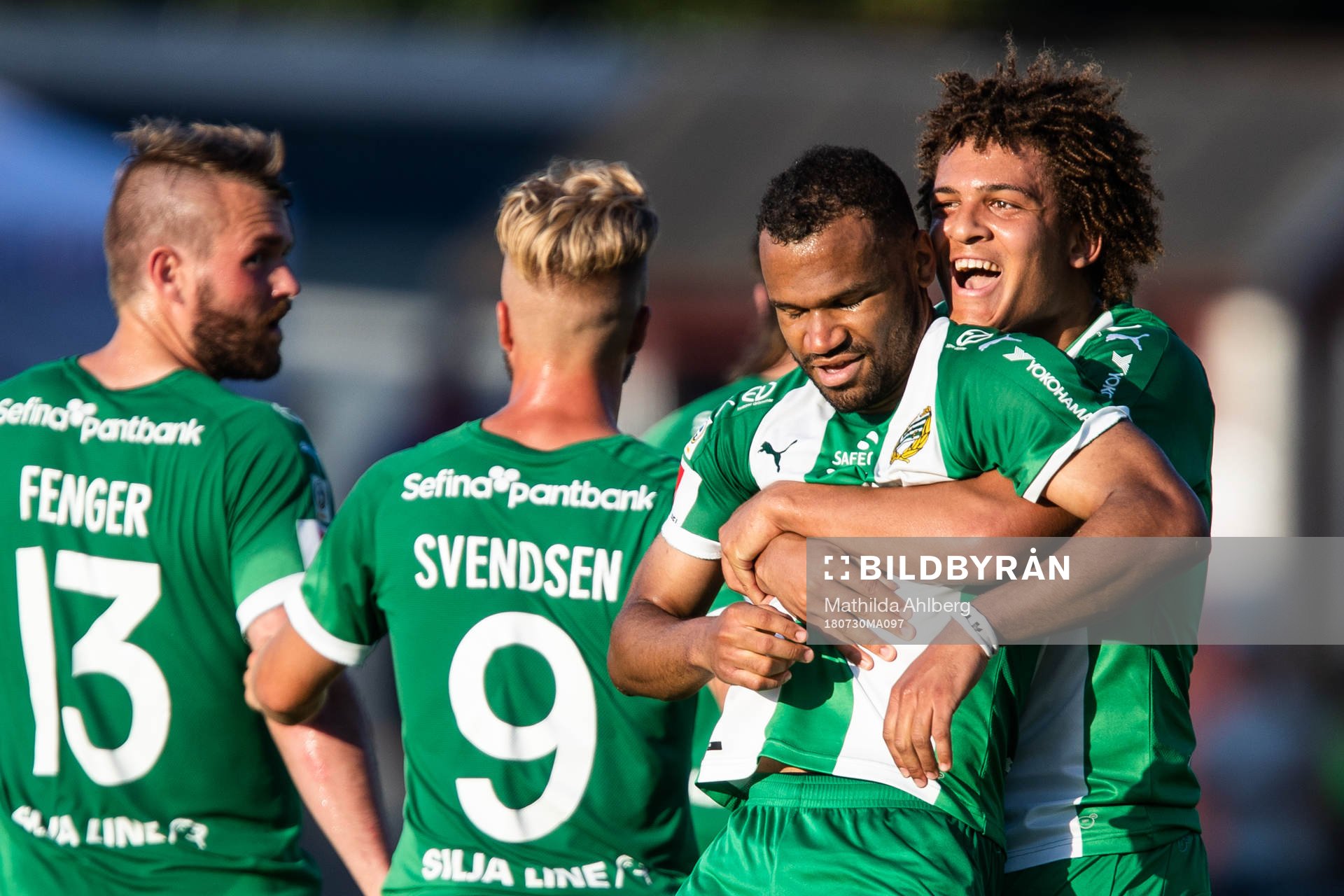 Hammarbys Neto Borges kramar om och jublar med Serge-Junior