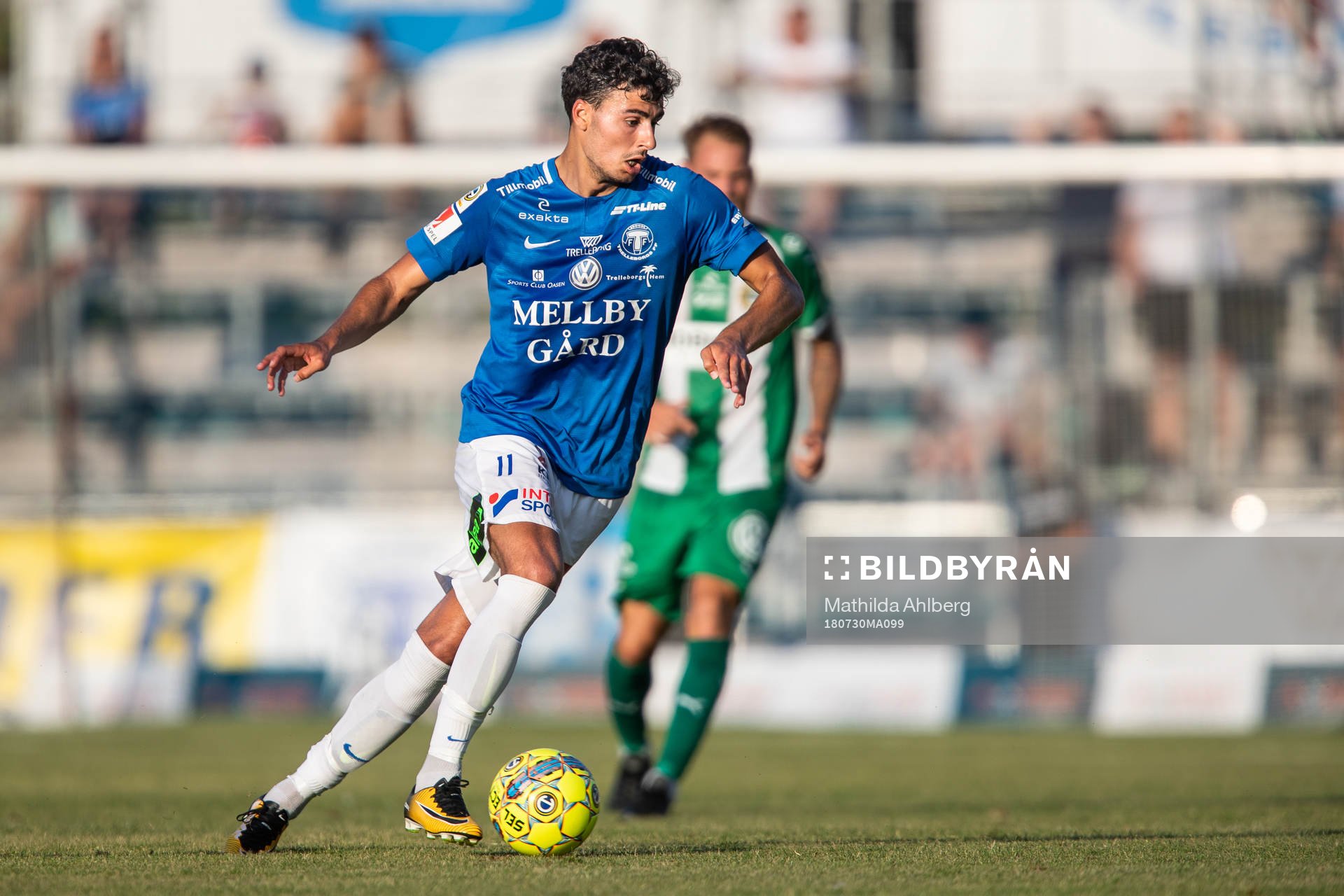 Trelleborgs Deniz Hümmet driver bollen