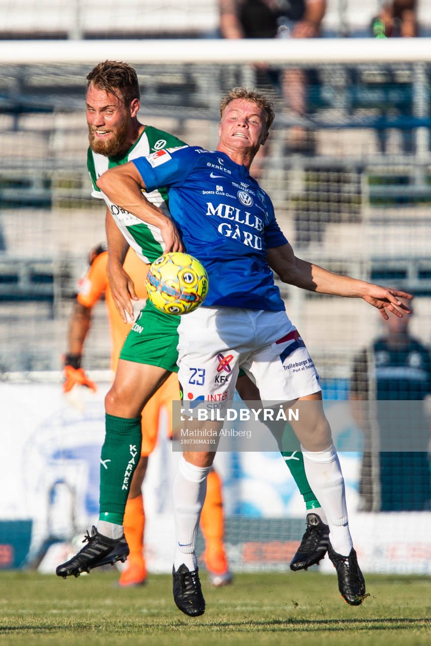 Hammarbys David Fällman och Trelleborgs Freddie Brorsson i kamp om bollen under fotbollsmatchen i Allsvenskan mellan Trelleborg och Hammarby den 30 juli 2018 i Trelleborg.