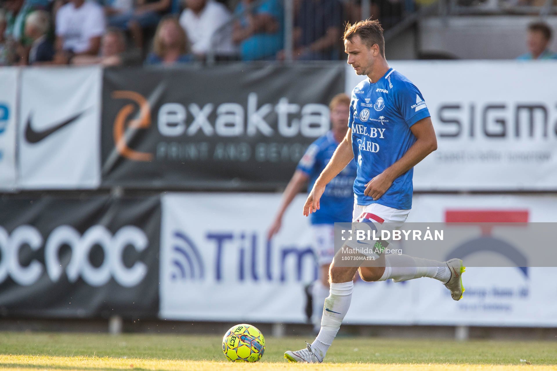 Trelleborgs Jasmin Sudic driver bollen