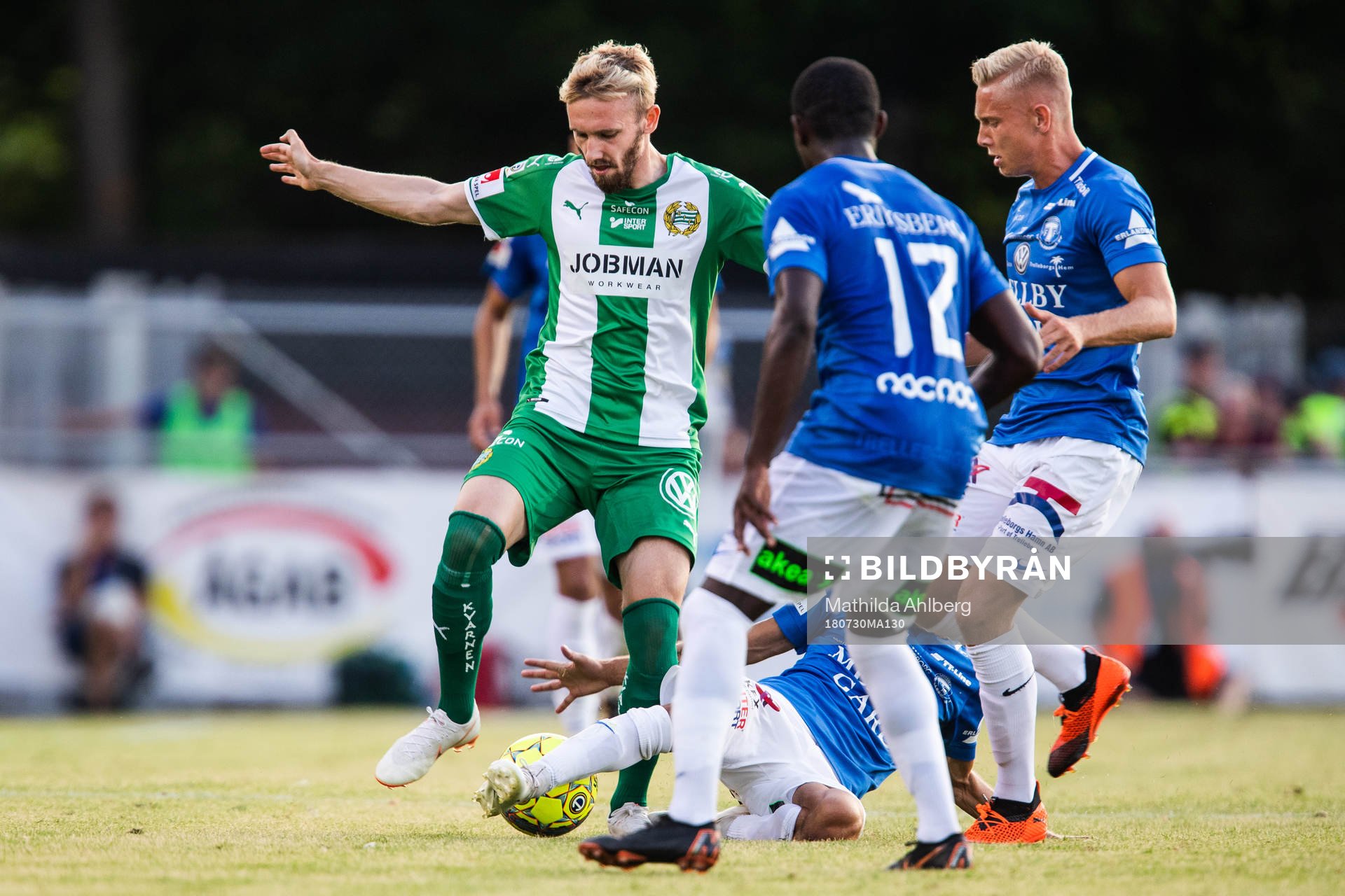 Hammarbys Simon Sandberg utmanar under fotbollsmatchen i Allsvenskan mellan Trelleborg och Hammarby den 30 juli 2018 i Trelleborg.