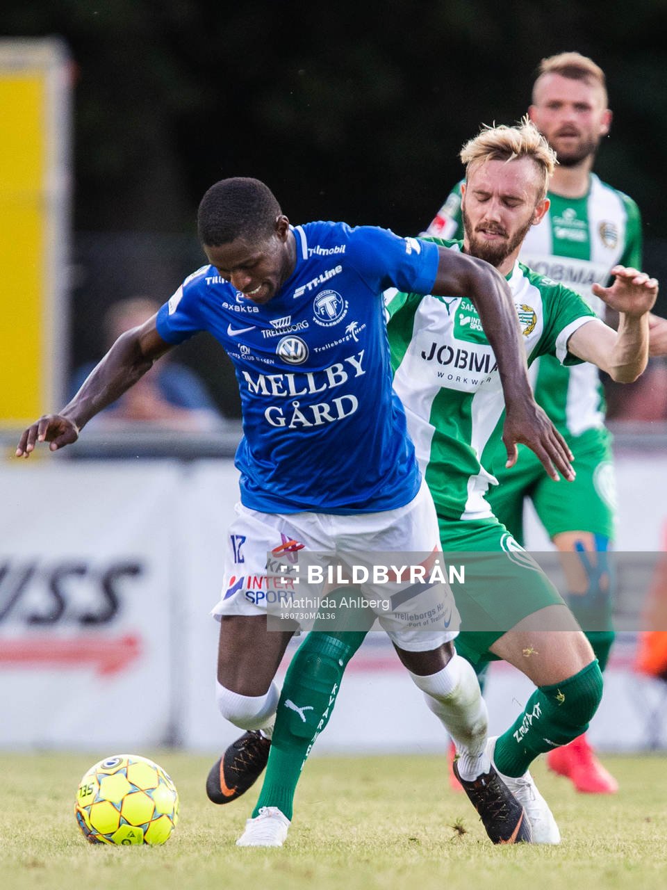 Trelleborgs Kofi Sarkodie och Hammarbys Simon Sandberg i kamp om bollen under fotbollsmatchen i Allsvenskan mellan Trelleborg och Hammarby den 30 juli 2018 i Trelleborg.