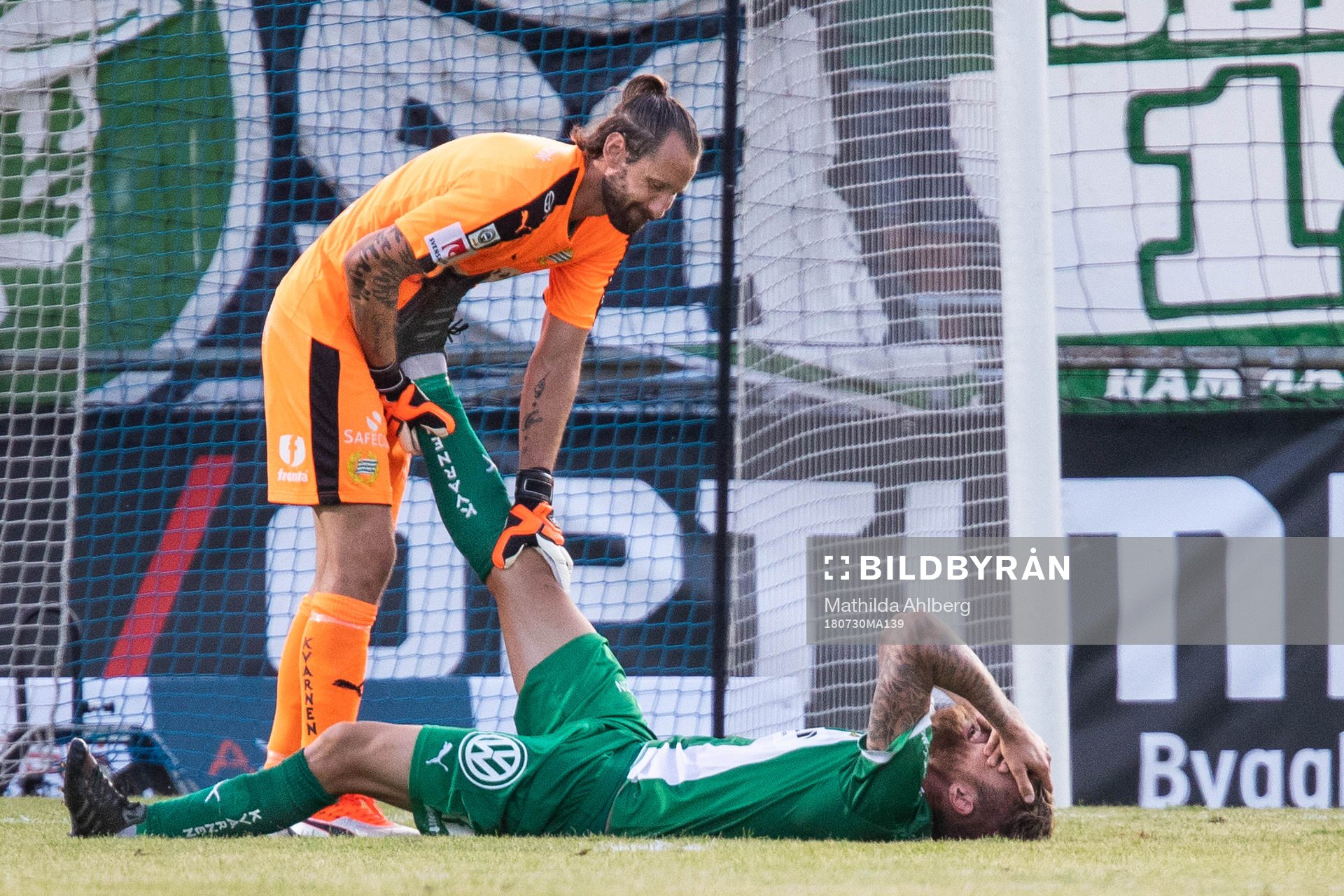 Hammarbys målvakt Johan Wiland hjälper David Fällman att