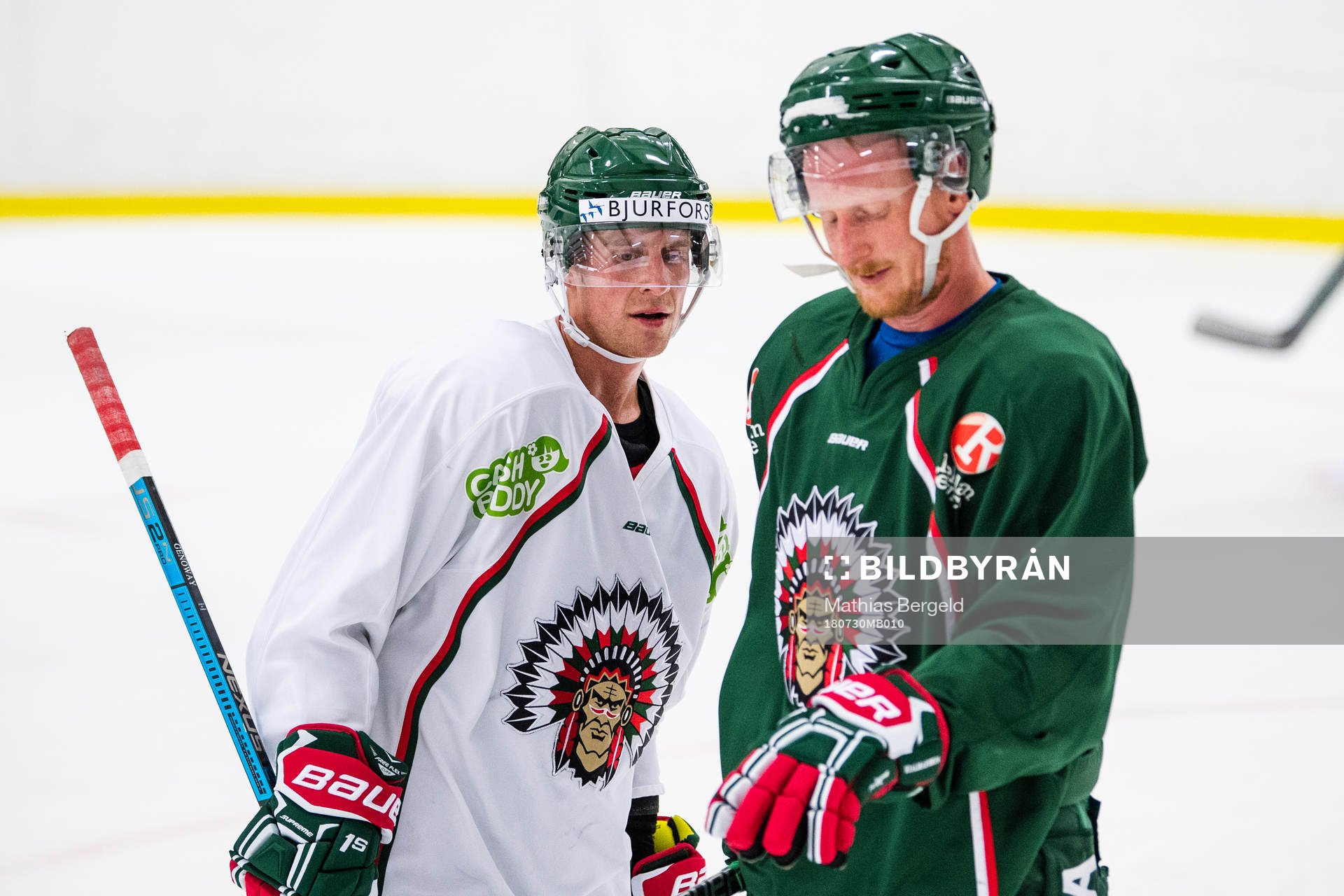 Chay Genoway och Simon Hjalmarsson samtalar