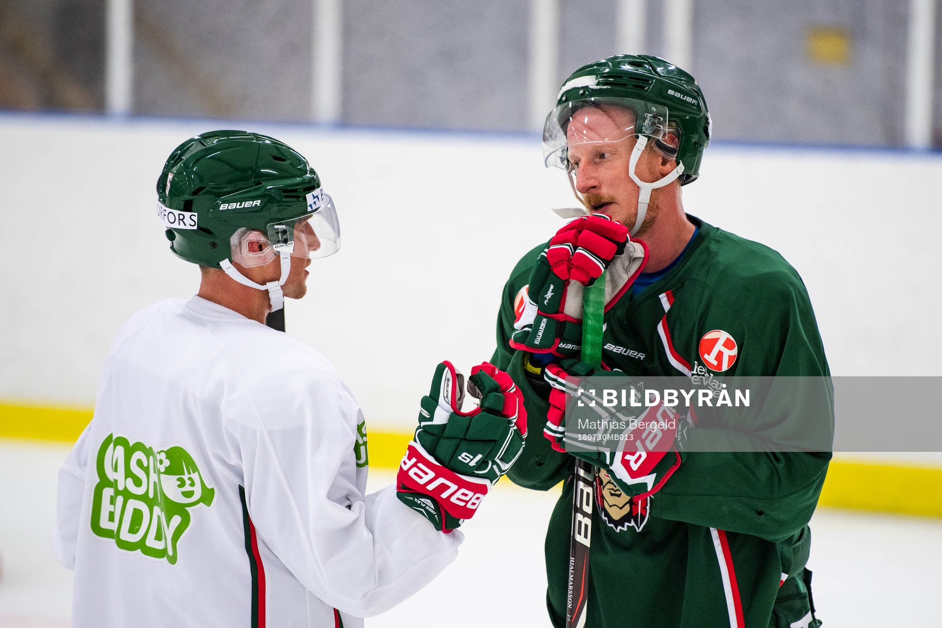 Chay Genoway och Simon Hjalmarsson samtalar