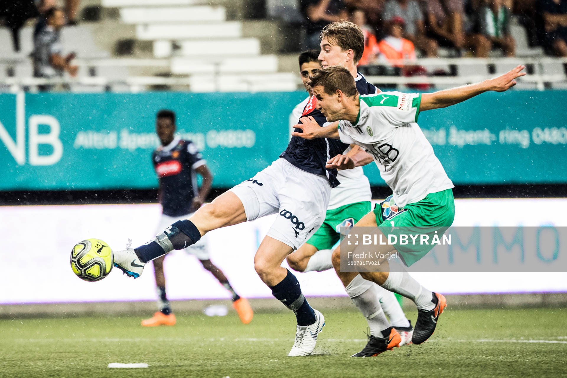 Kristian Thorstvedt of Viking scores 2-1