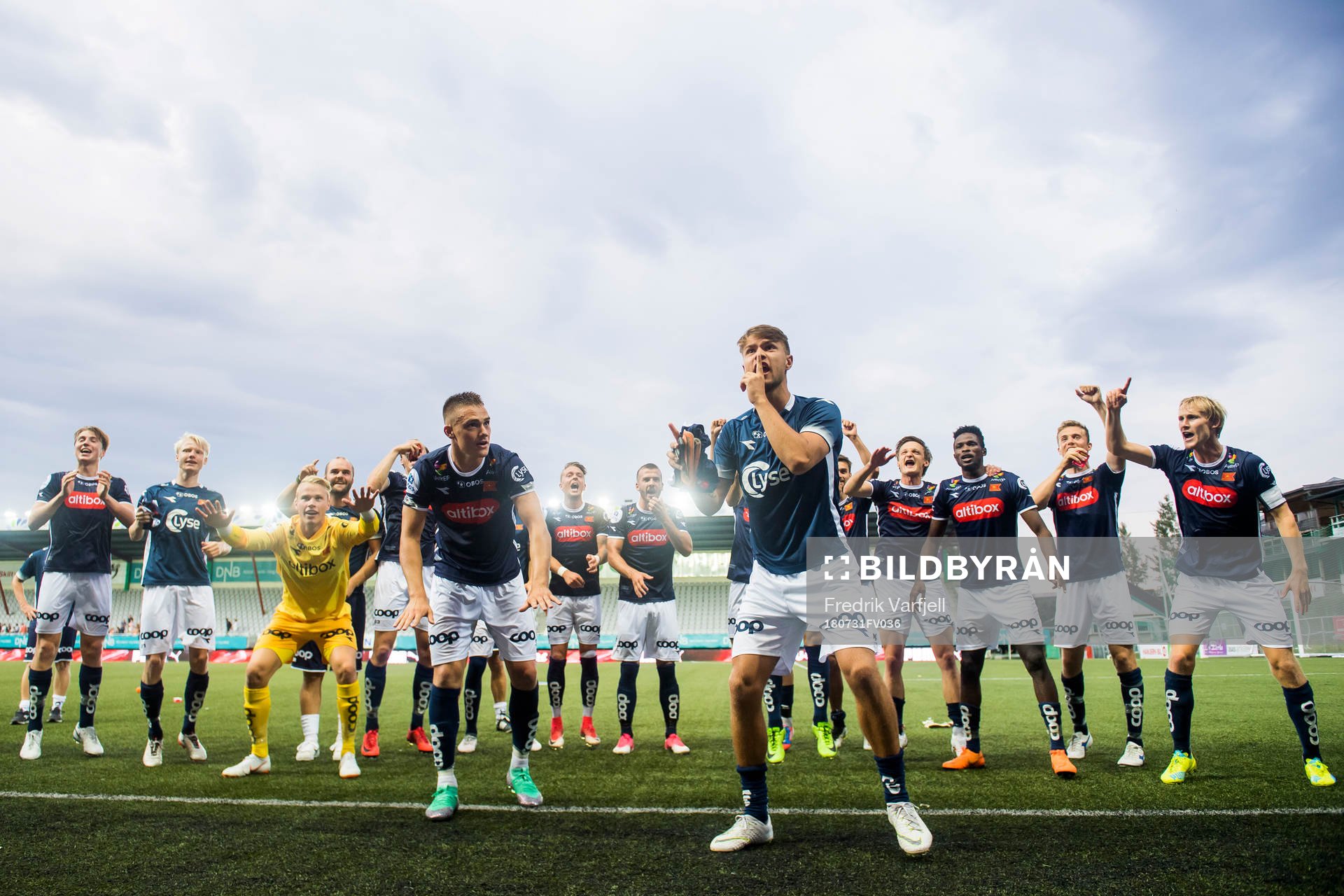 The players of Viking celebrates with the fans