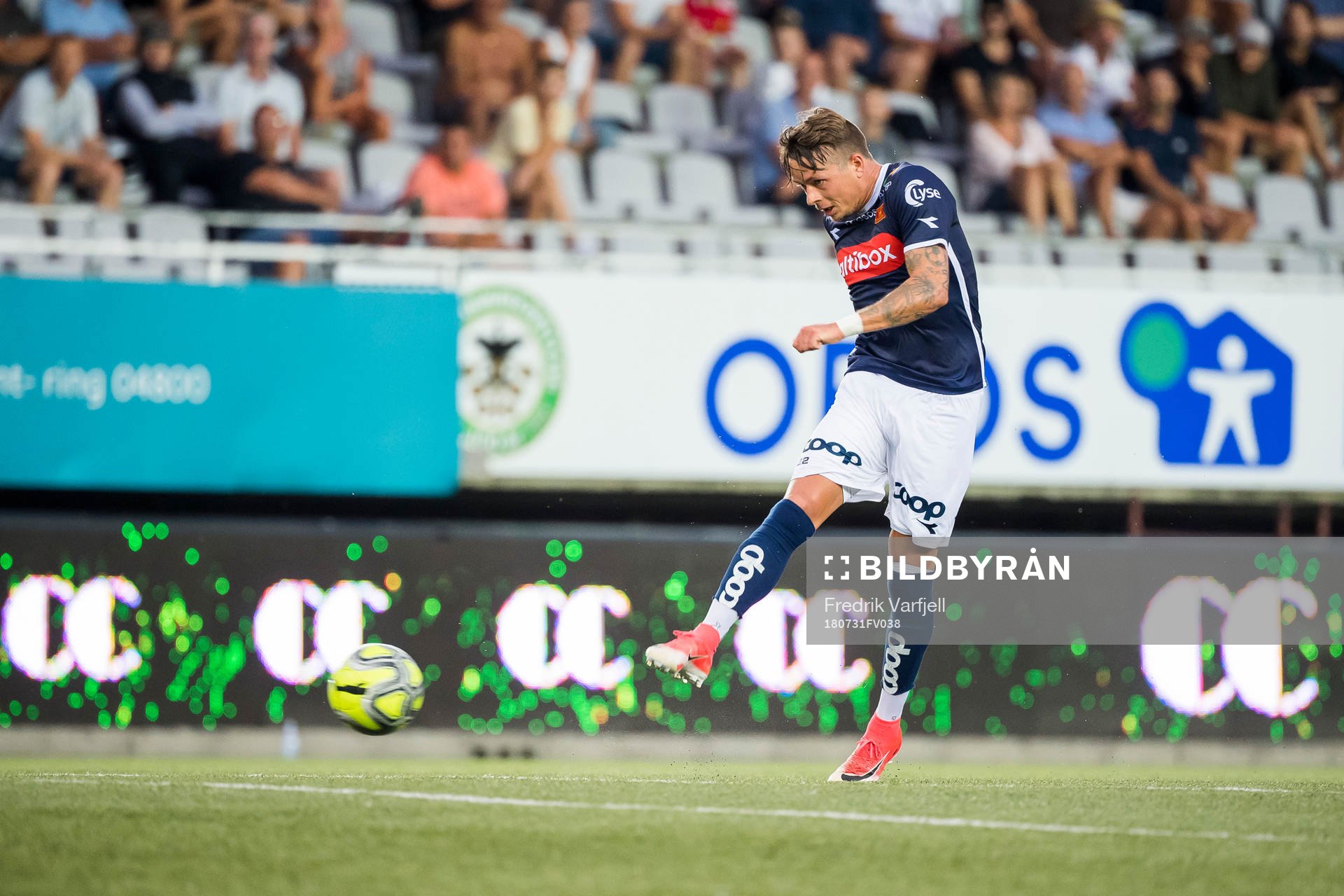 Claes Kronberg of Viking scores 2-3