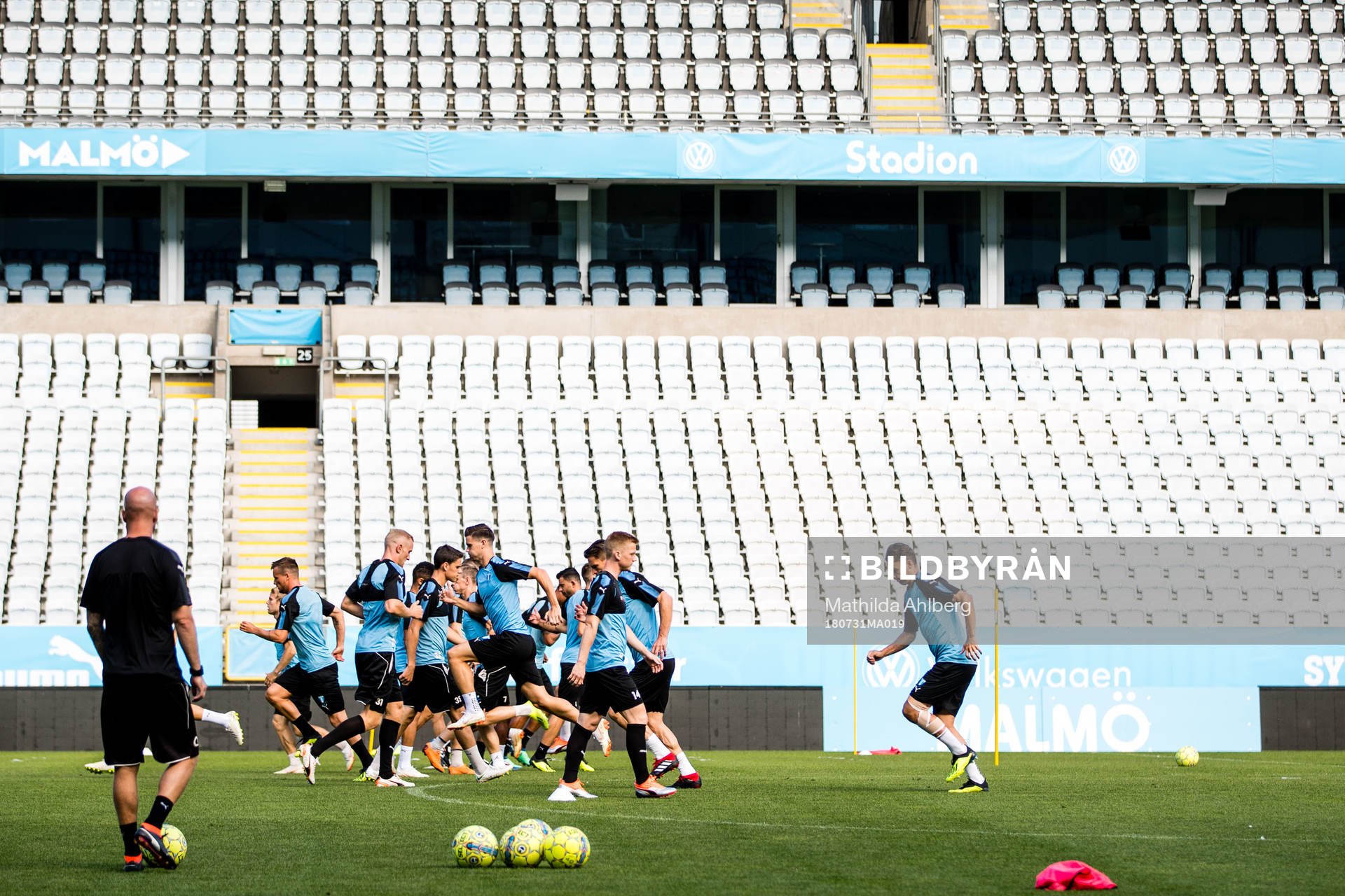 Malmö FFs spelare värmer upp