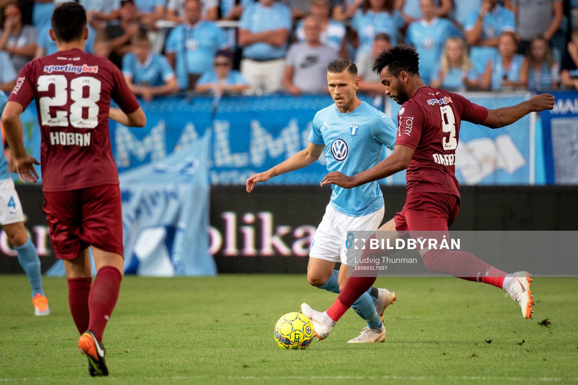 Arnór Ingvi Traustason of Malmö FF and Billel Omrani of