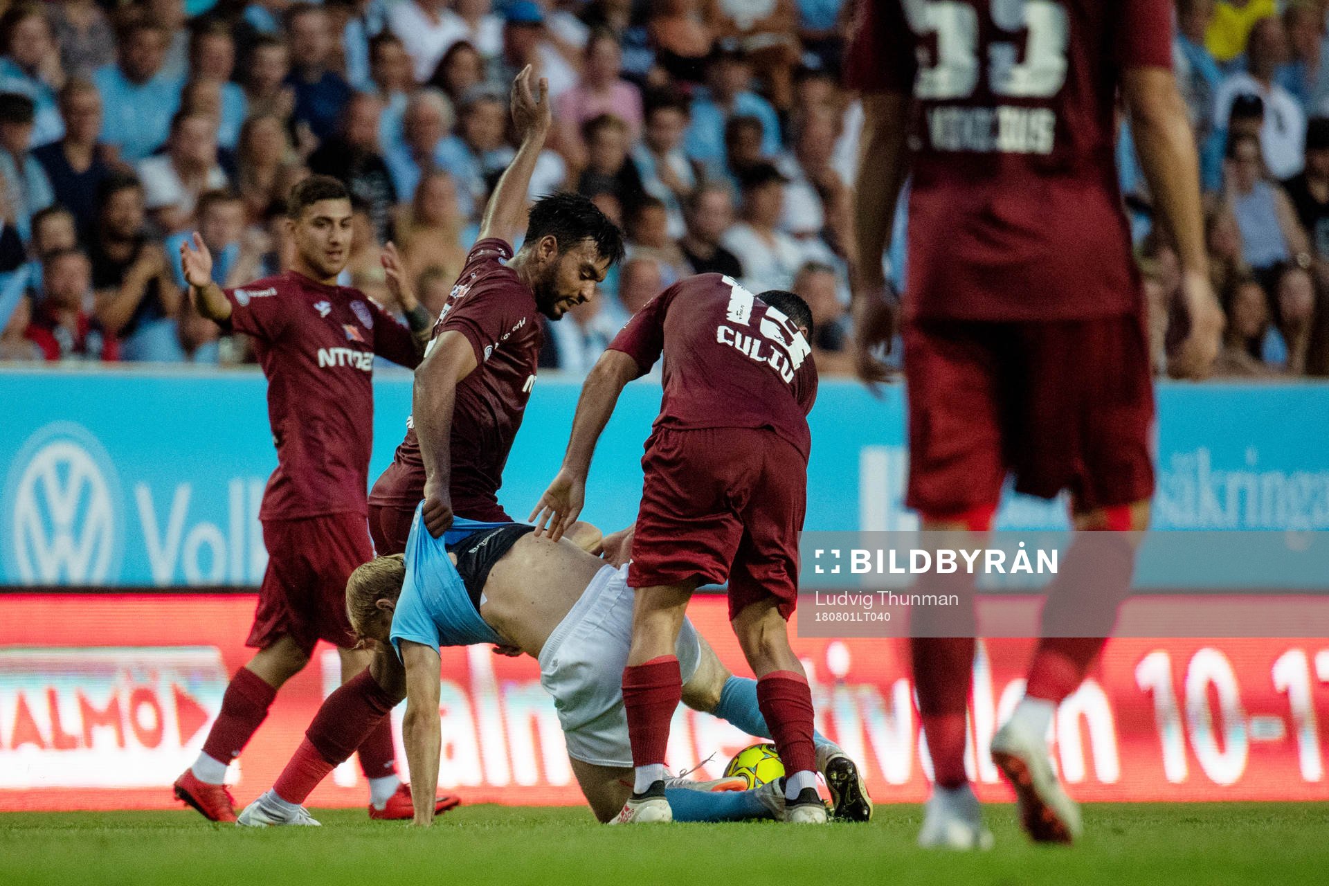 Billel Omrani and Juan Culio of Cluj and Oscar Lewicki of