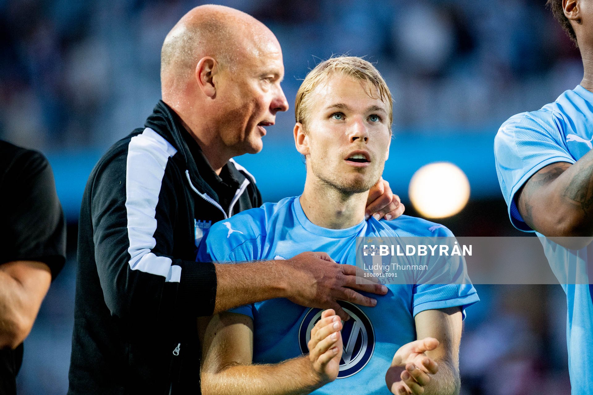 Head coach Uwe Rösler hugs Oscar Lewicki of Malmö FF