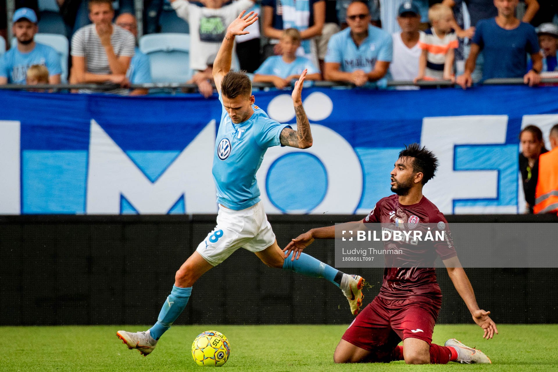 Arnór Ingvi Traustason of Malmö FF and Billel Omrani of
