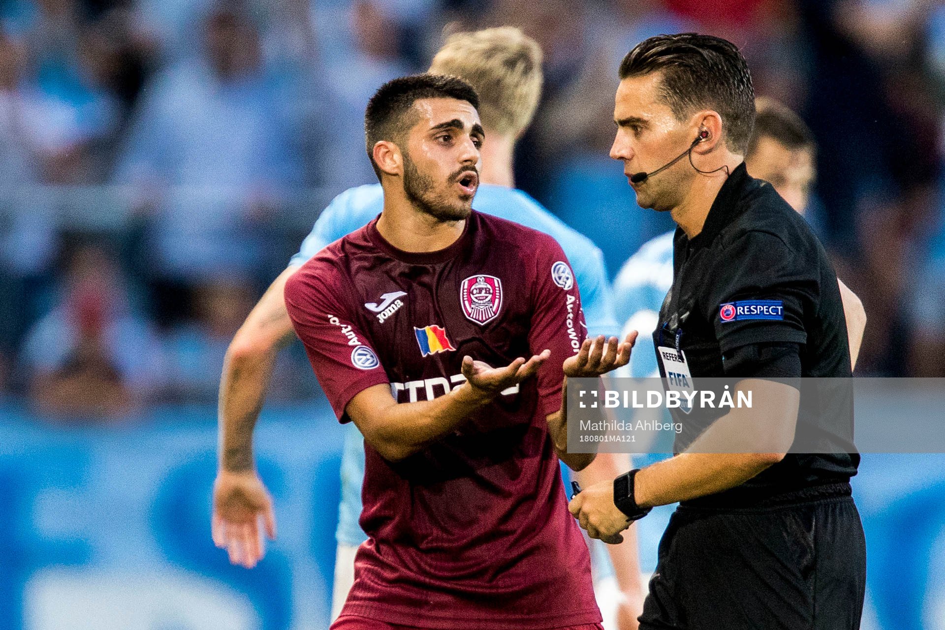 Silva Oliveira of Cluj and referee Andrew Dallas