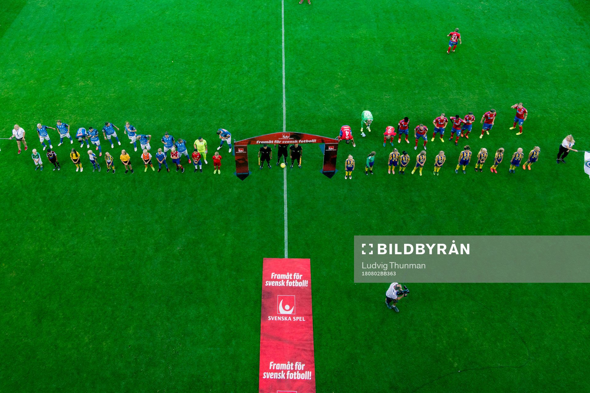 Spelarna kommer in till fotbollsmatchen i Superettan mellan