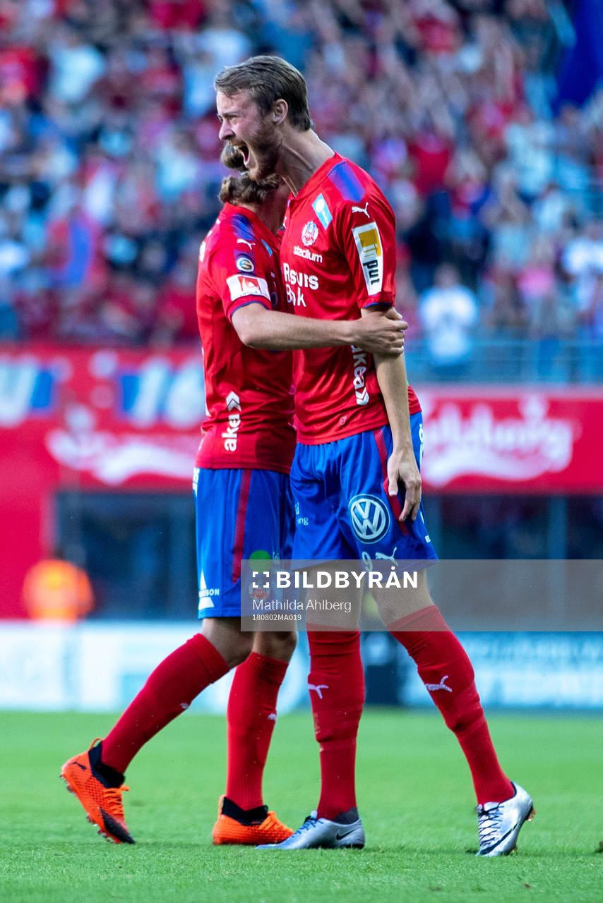 Helsingborgs Rasmus Jönsson jublar med lagkamrater
