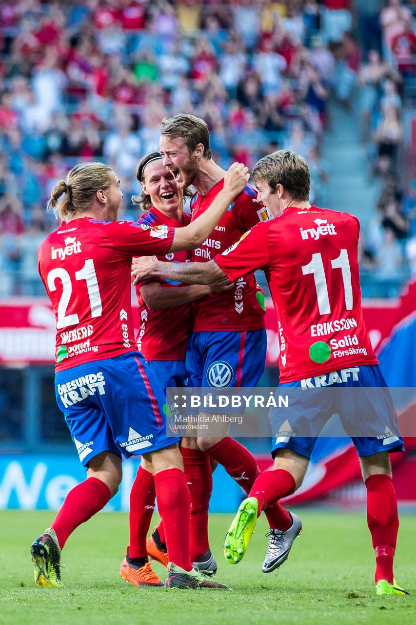 Helsingborgs Rasmus Jönsson jublar med lagkamrater