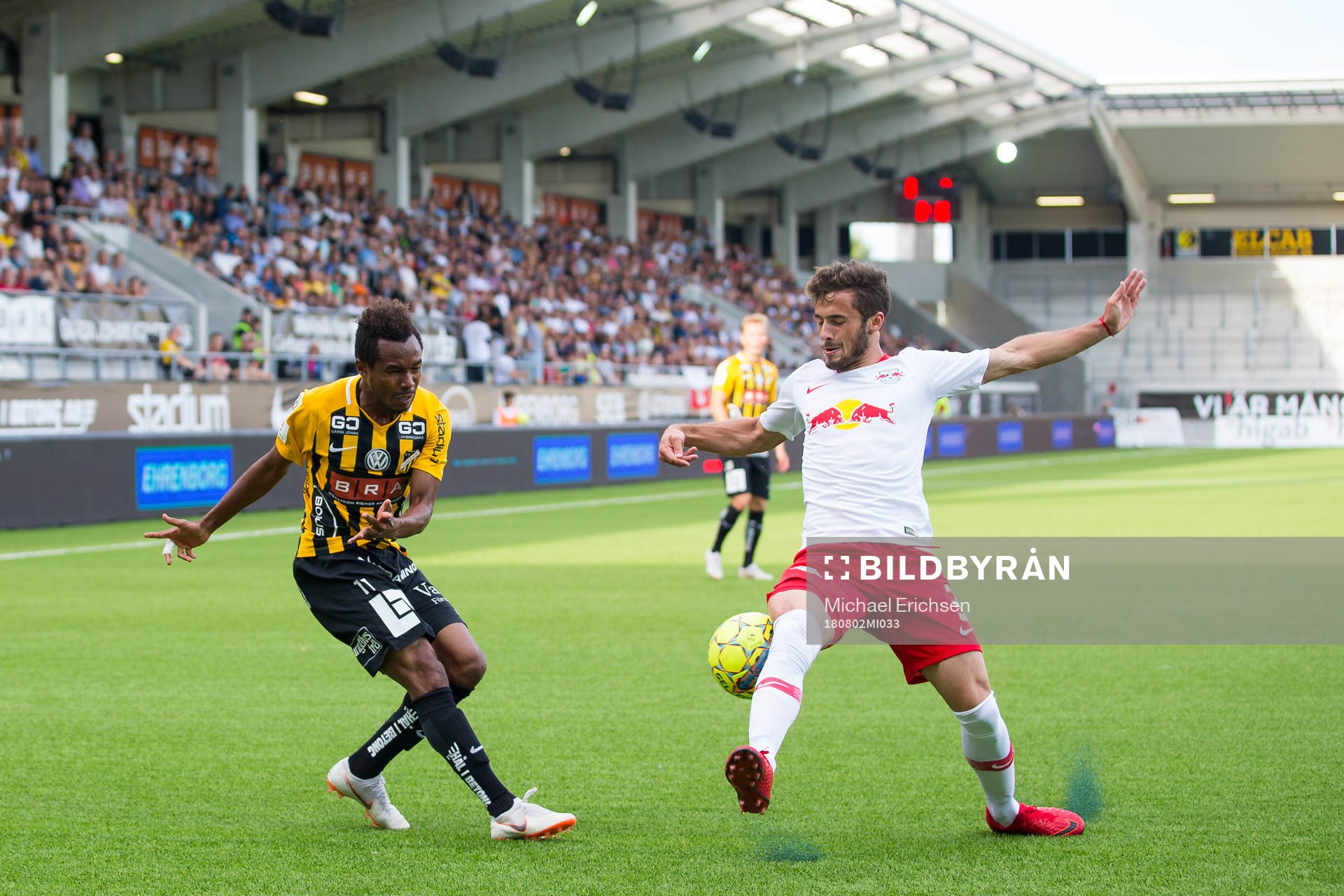 Nasiru Mohammed of Häcken and Marcelo Saracchi of Leipzig