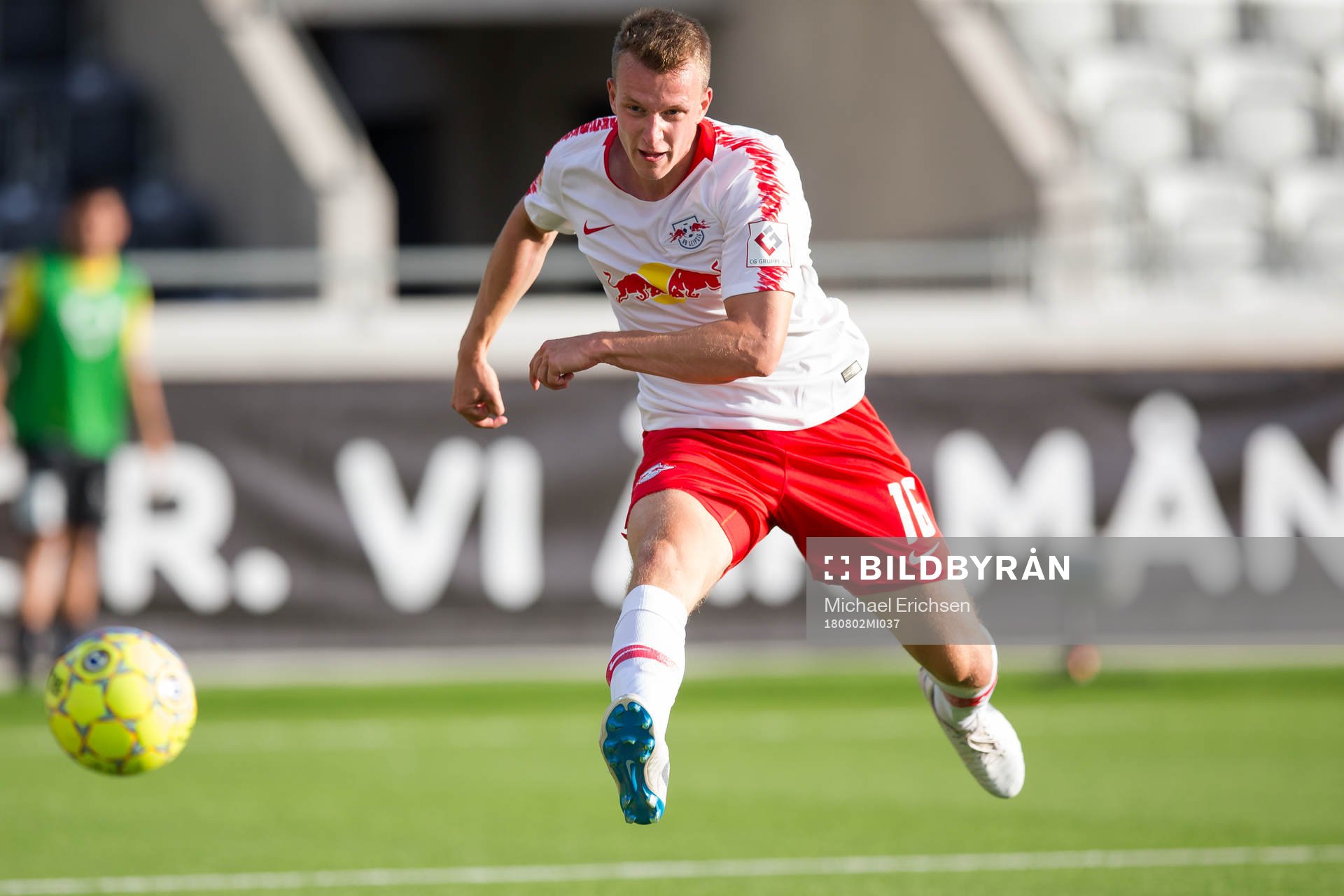 Lukas Klostermann of Leipzig with a shot