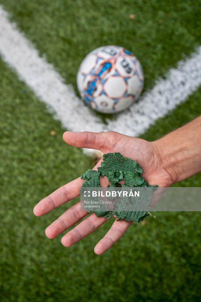 Konstgräset smälter i hettan och bildar gummi kulor som