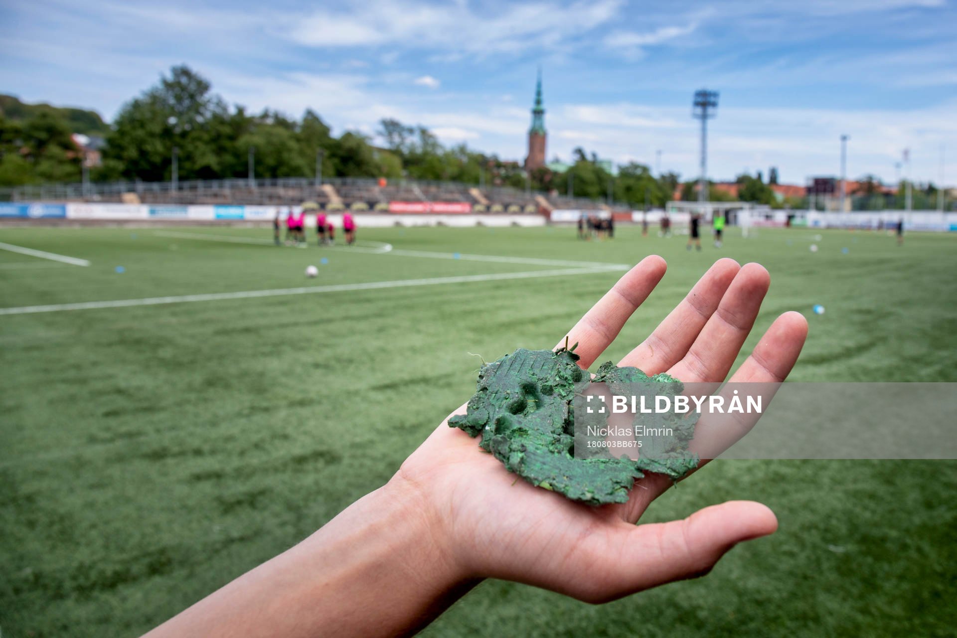 Konstgräset smälter i hettan och bildar gummi kulor som