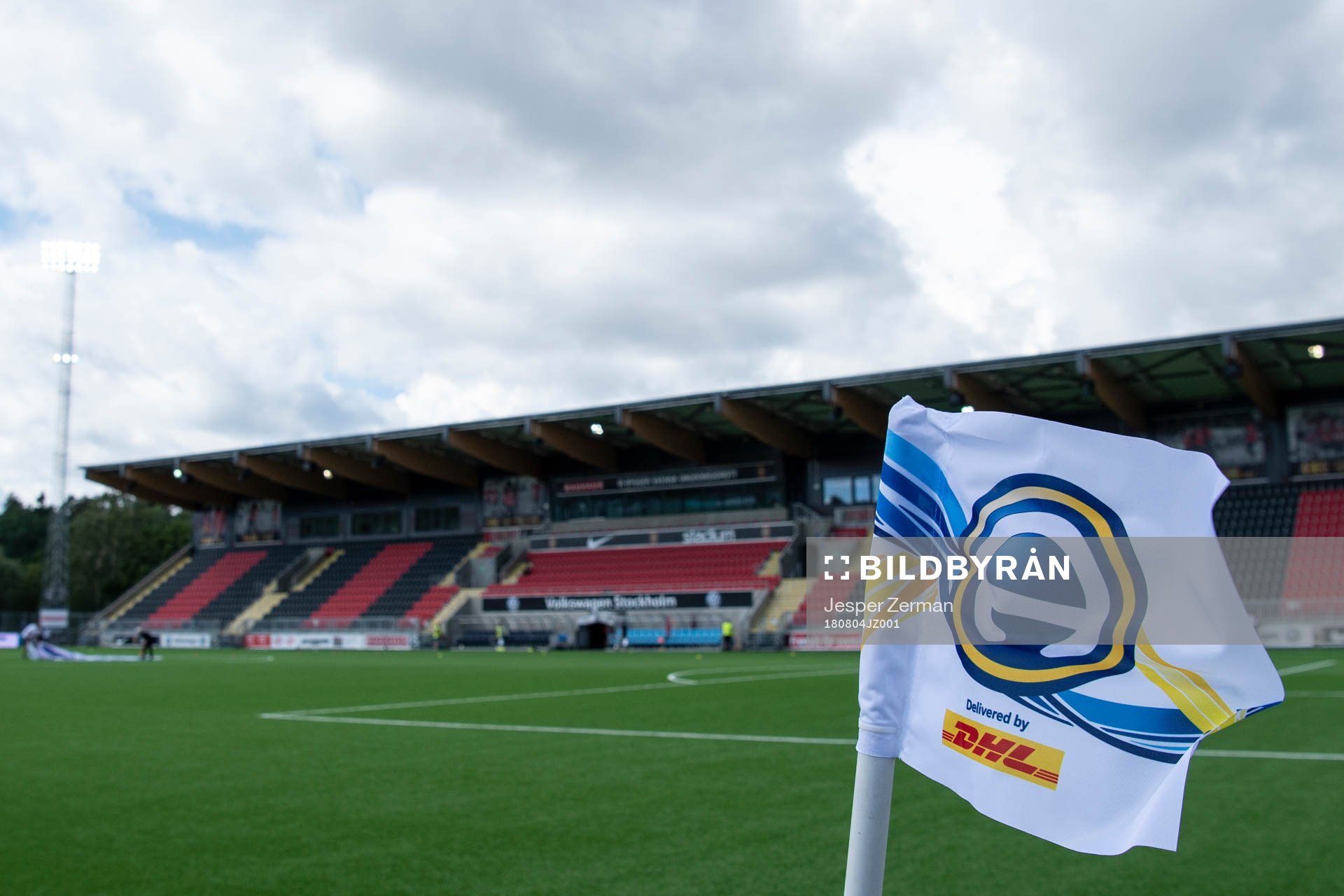 En hörnflagga med Allsvenskans logo på Grimsta IP