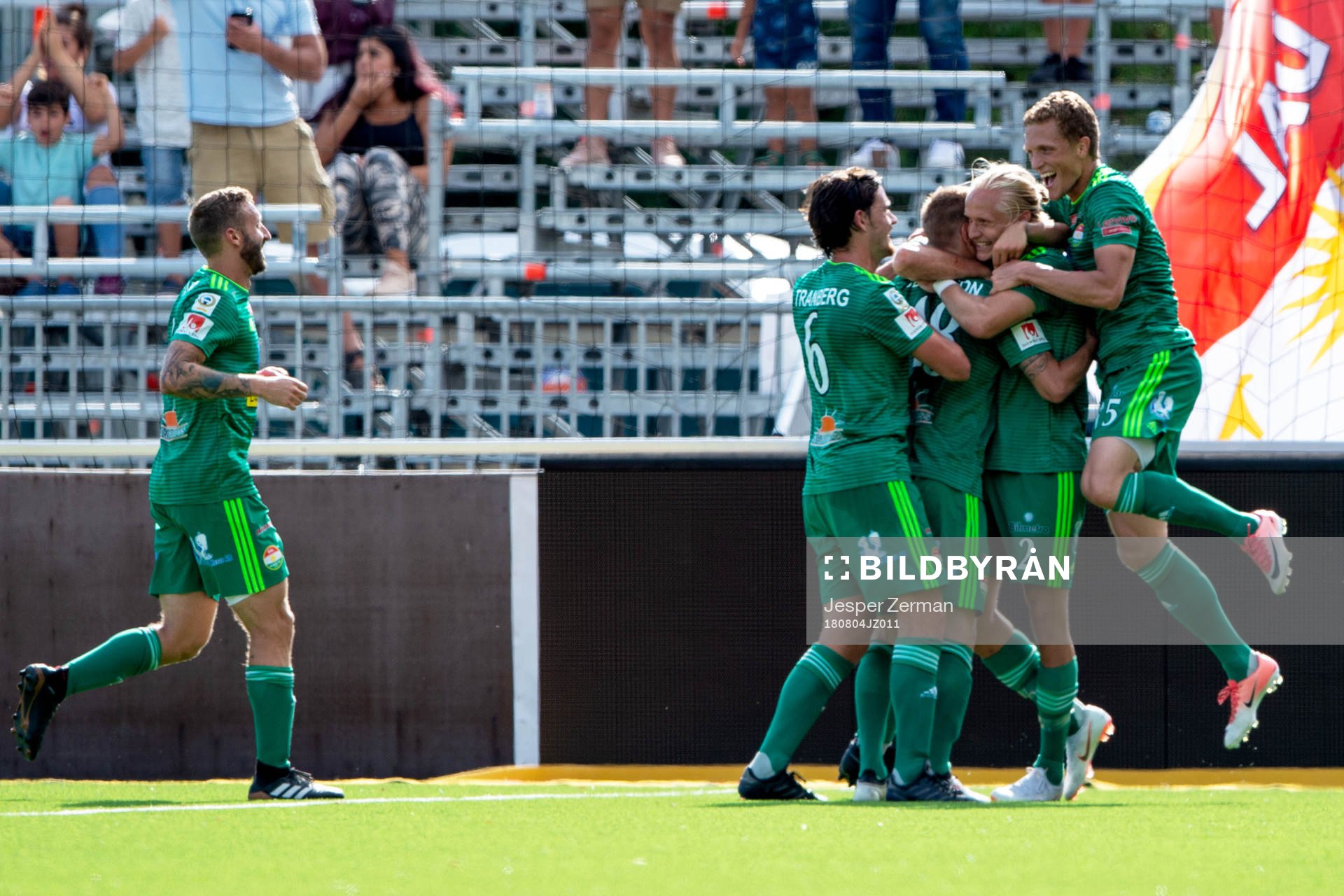 Dalkurds Henrik Löfkvist jublar med lagkamrater