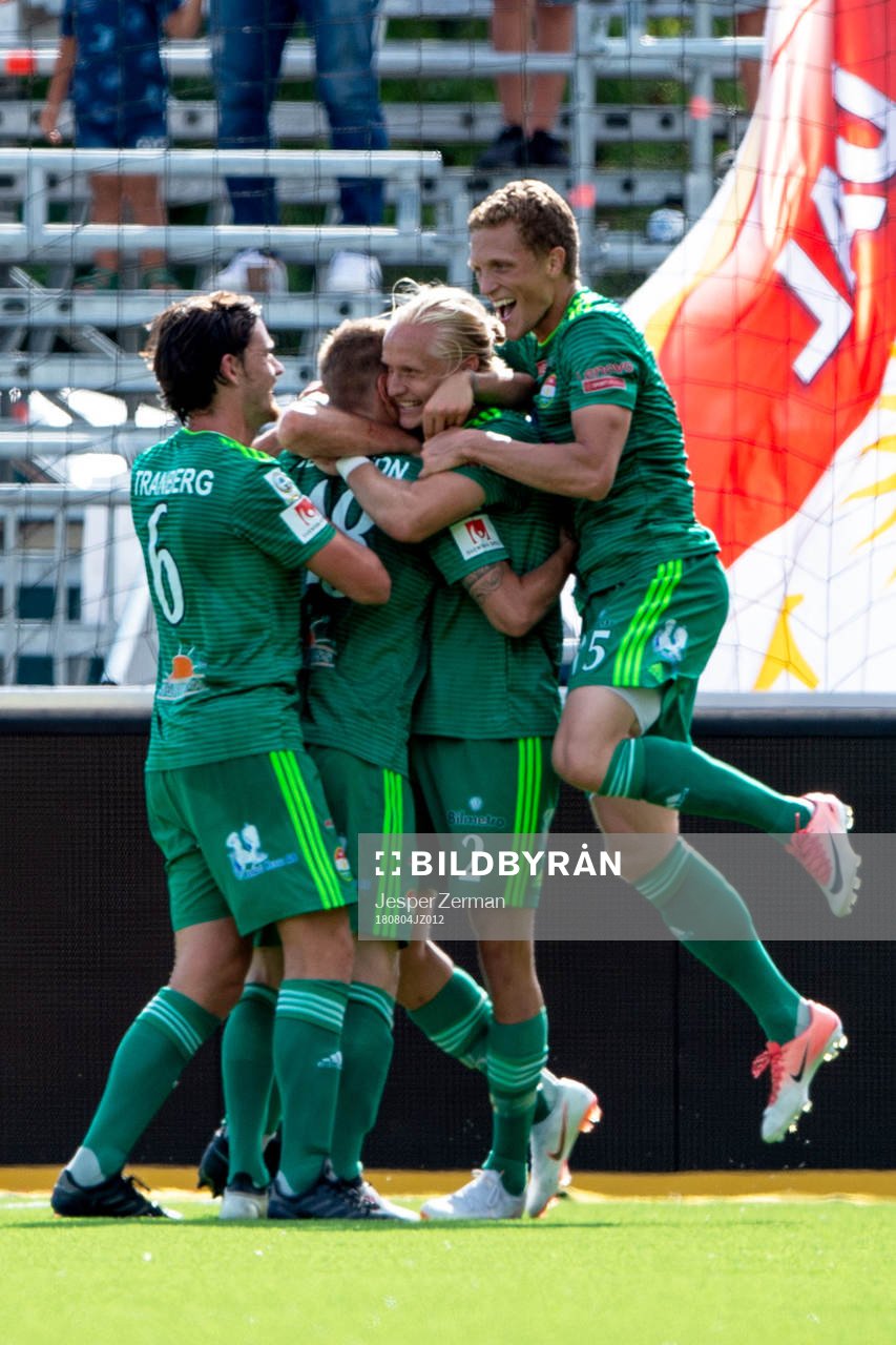 Dalkurds Henrik Löfkvist jublar med lagkamrater