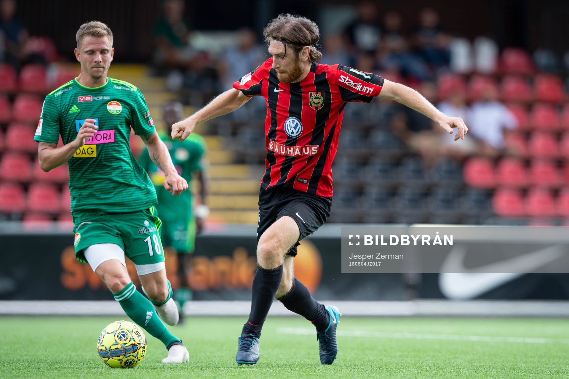 Brommapojkarnas Markus Gustafsson med bollen