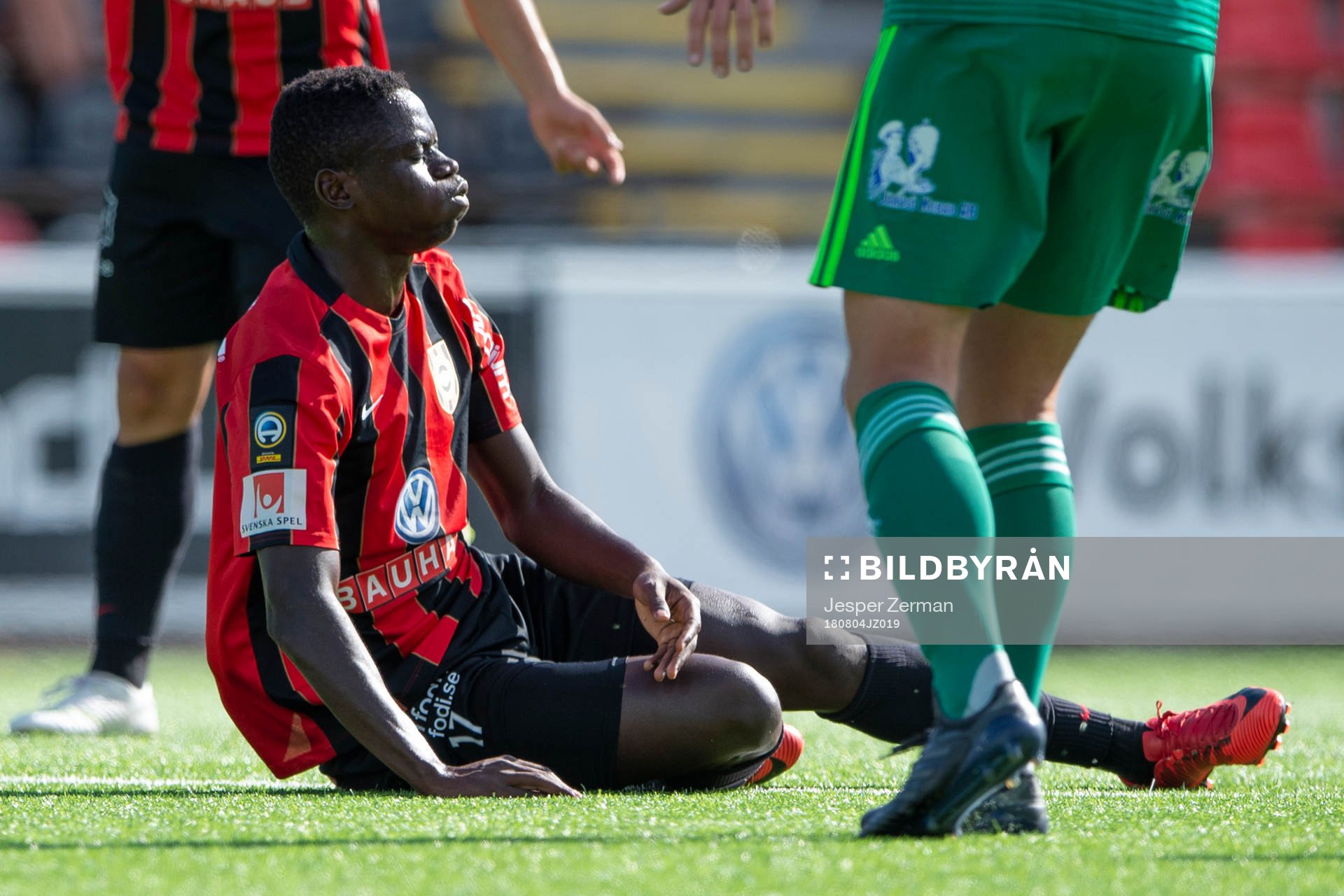 Brommapojkarnas Eric Johana Omondi ligger i gräset