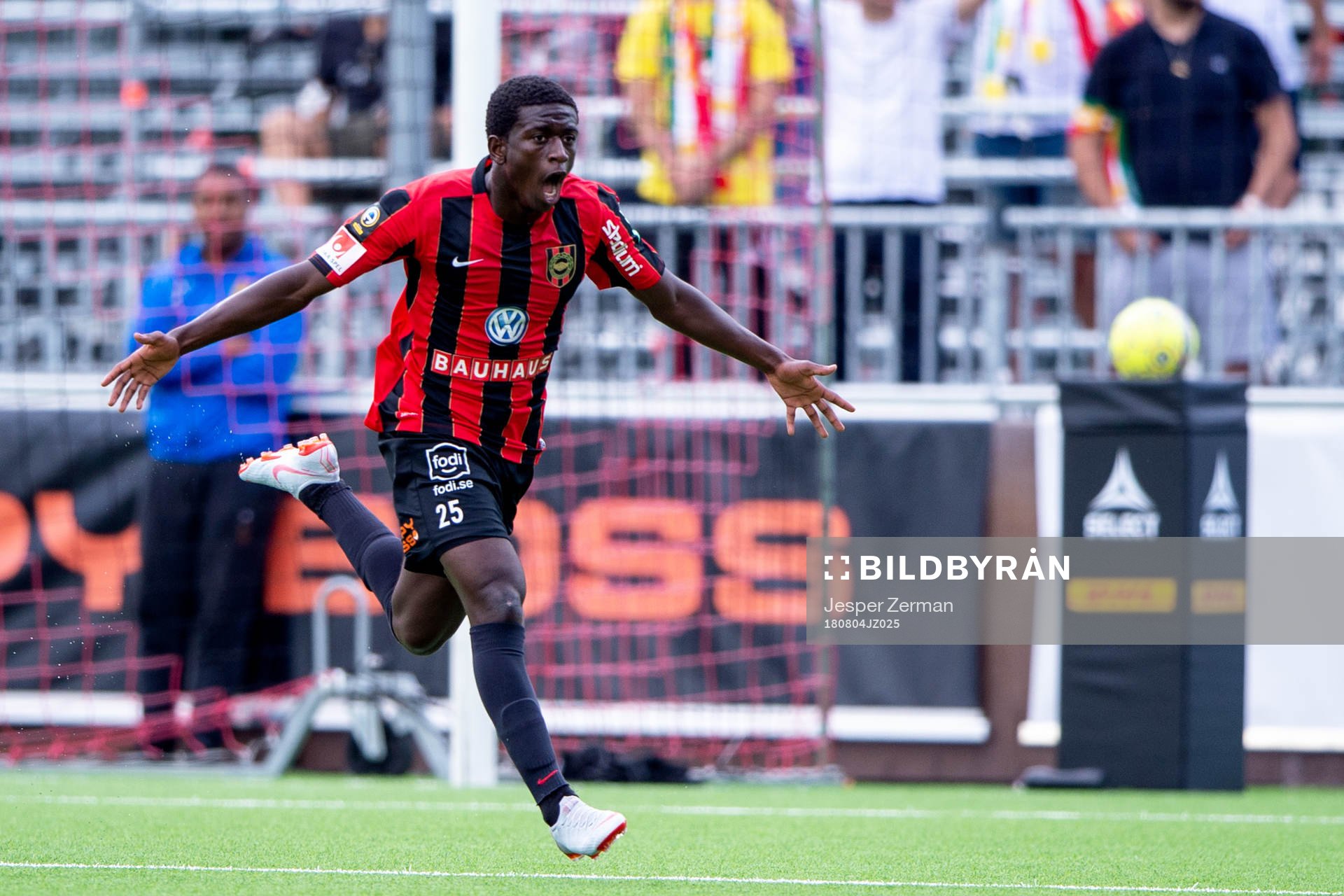 Brommapojkarnas Jack Lahne jublar