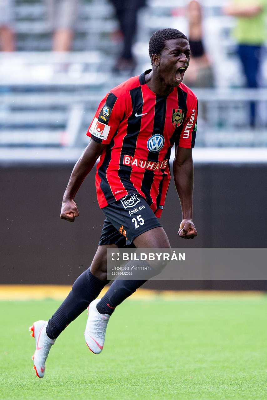 Brommapojkarnas Jack Lahne jublar
