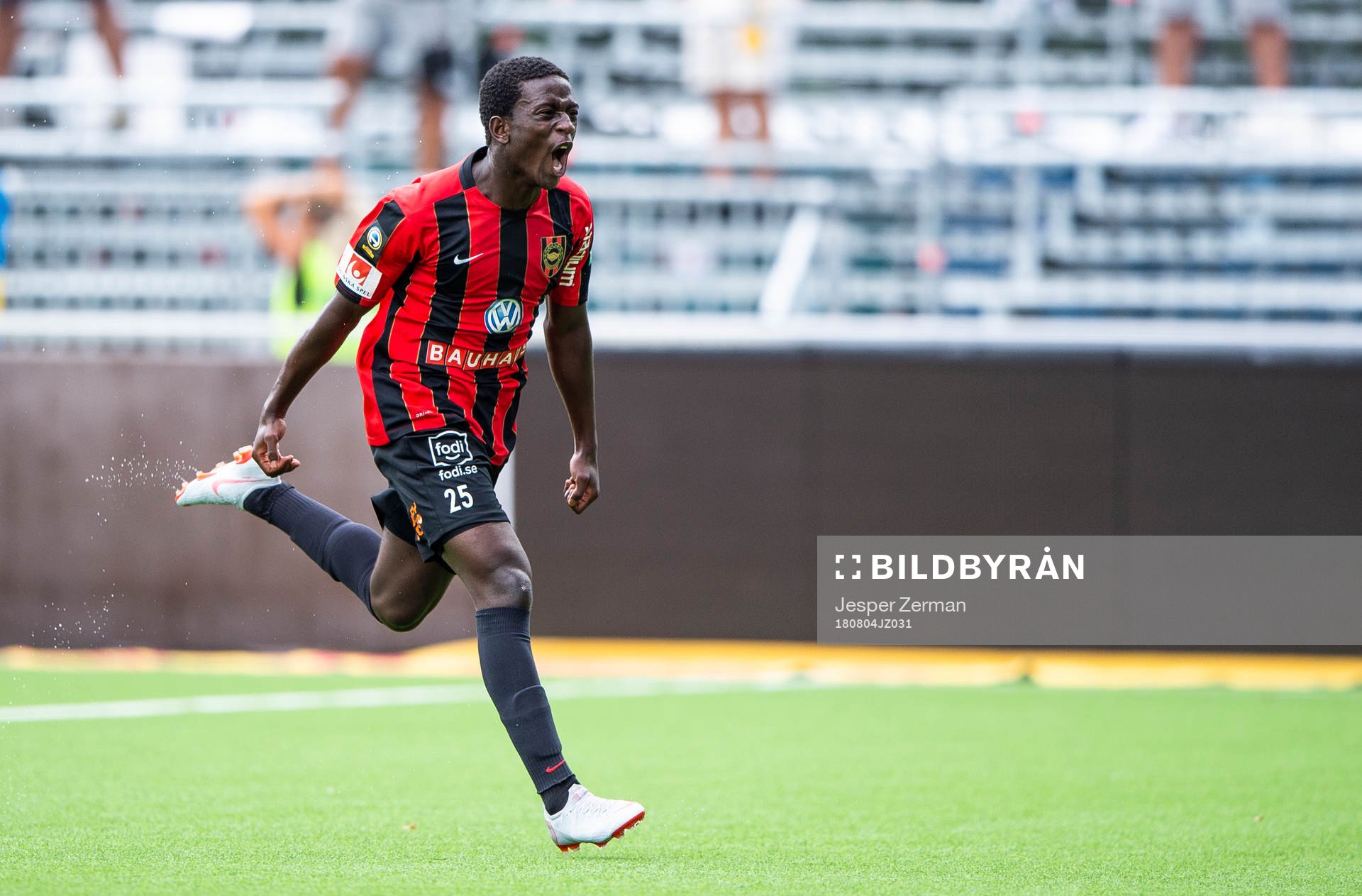 Brommapojkarnas Jack Lahne jublar