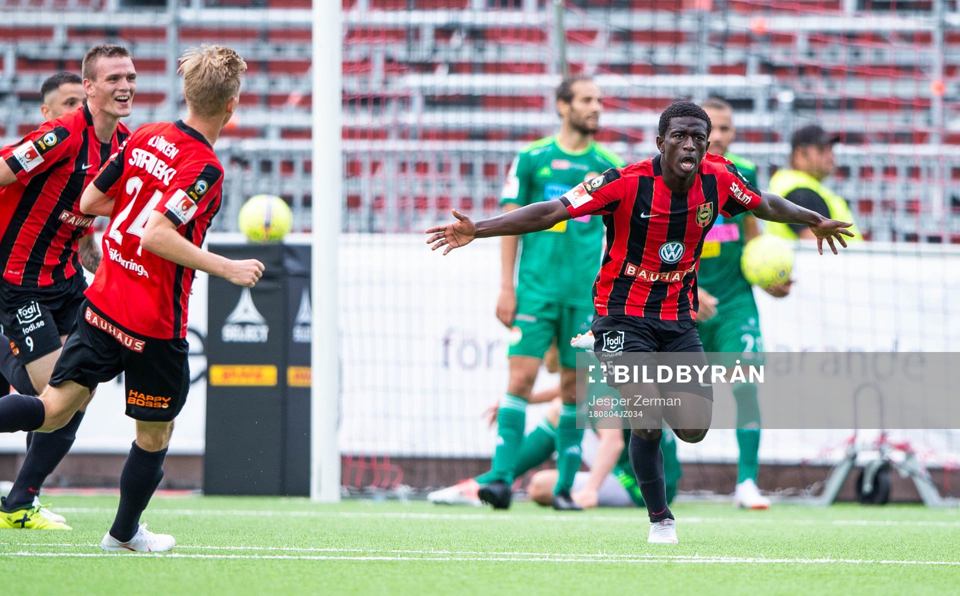 Brommapojkarnas Jack Lahne jublar