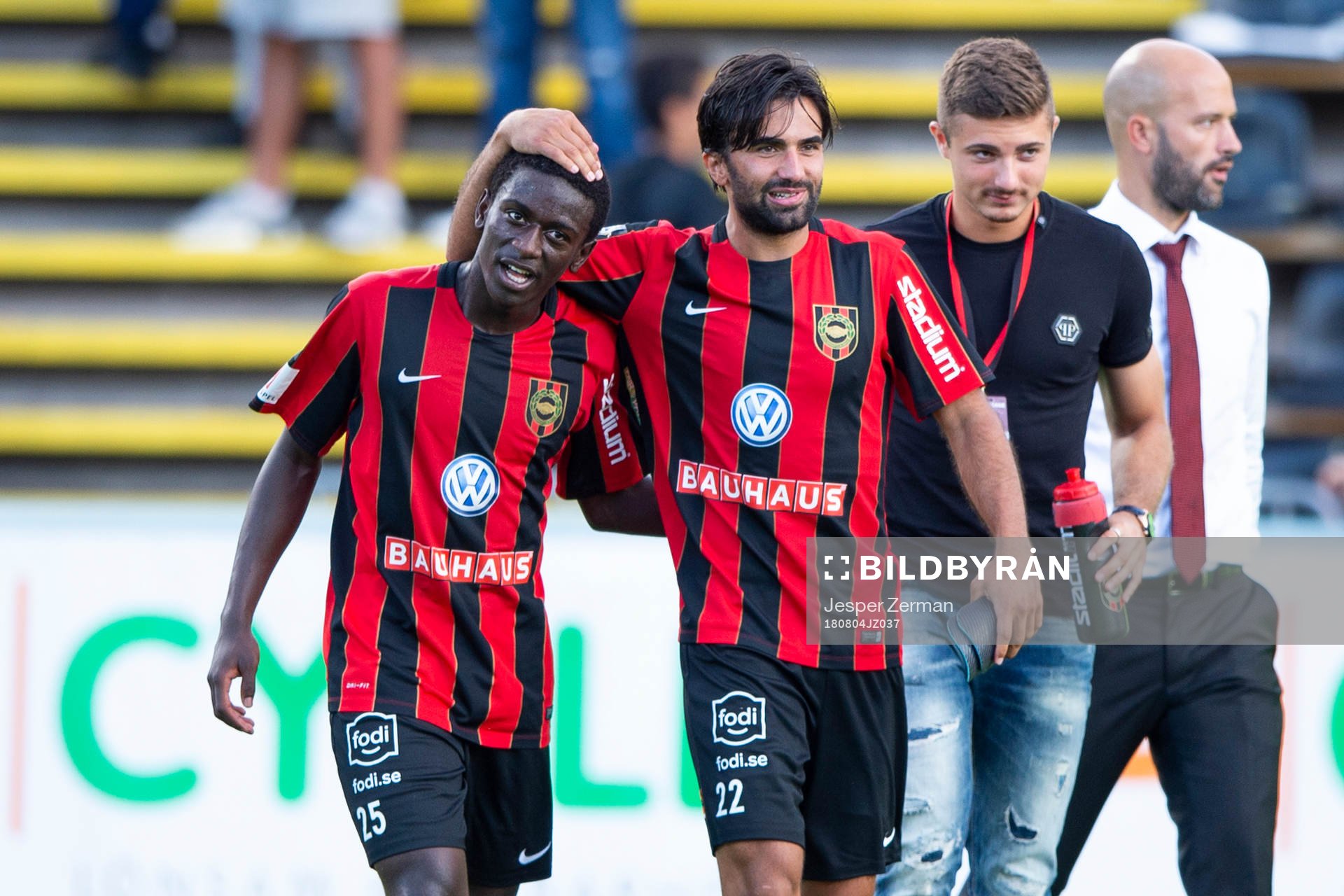 Matchvinnaren Jack Lahne (v) i Brommapojkarna kramas om av