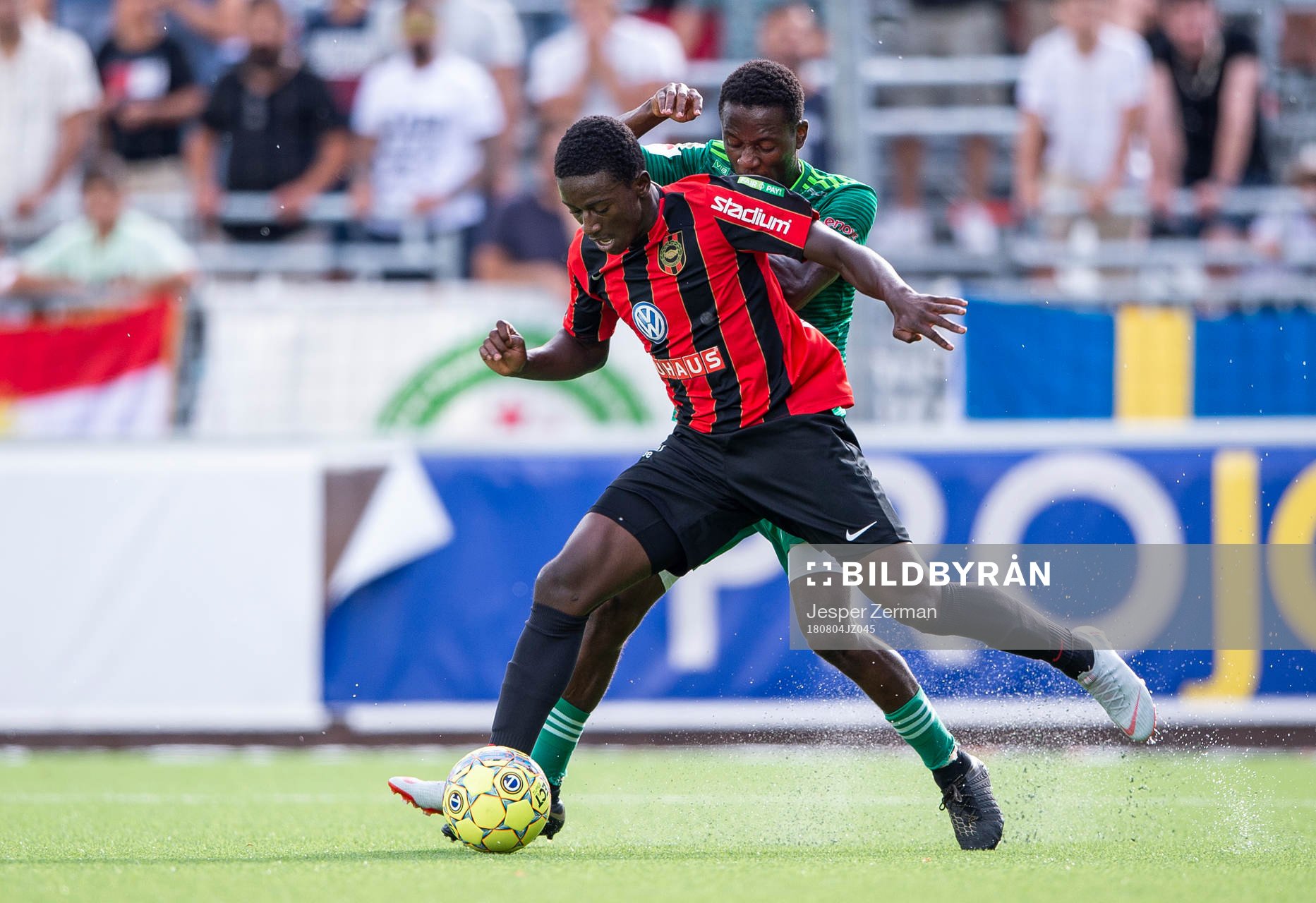Brommapojkarnas Jack Lahne i en duell