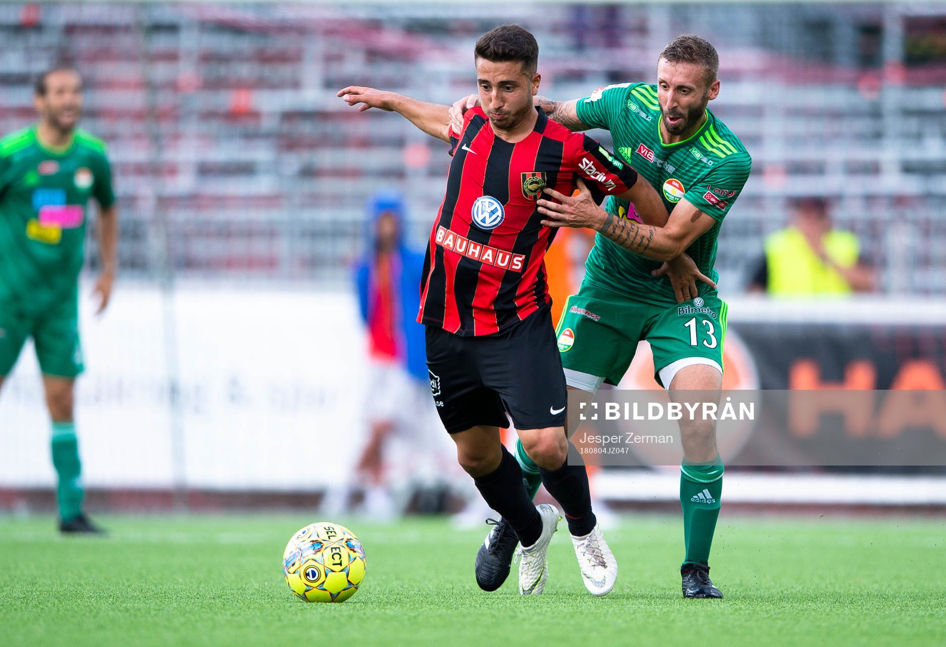 Brommapojkarnas Moustafa Zeidan i en närkamp med Dalkurds