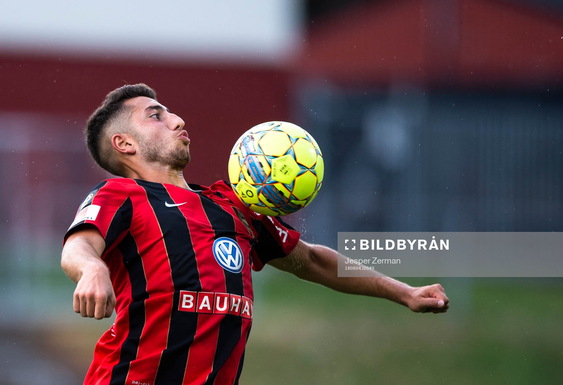 Brommapojkarnas Moustafa Zeidan tar ned bollen på bröstet
