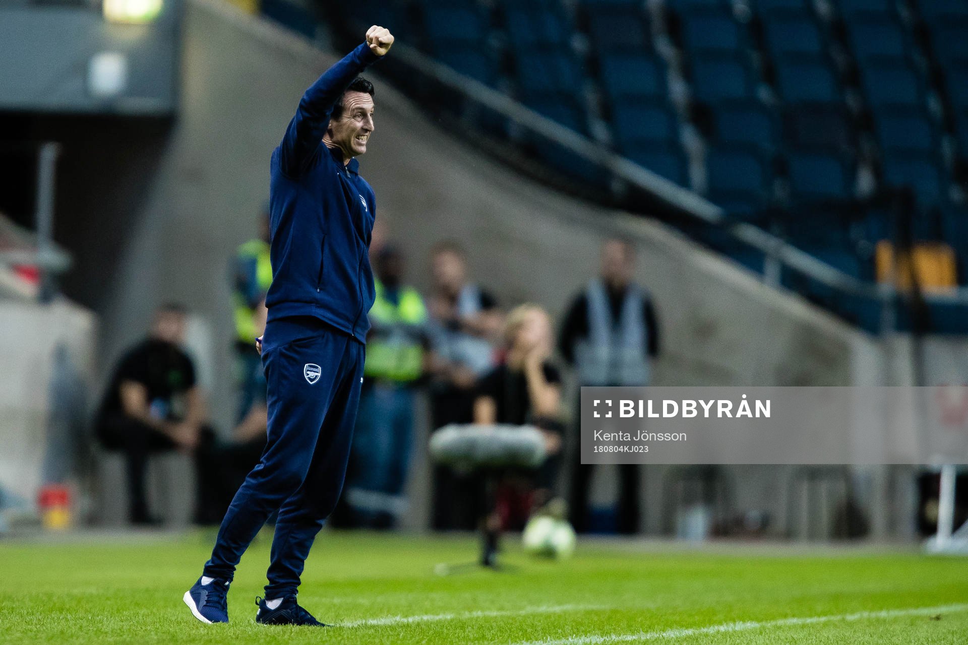 Coach Unai Emery of Arsenal reacts